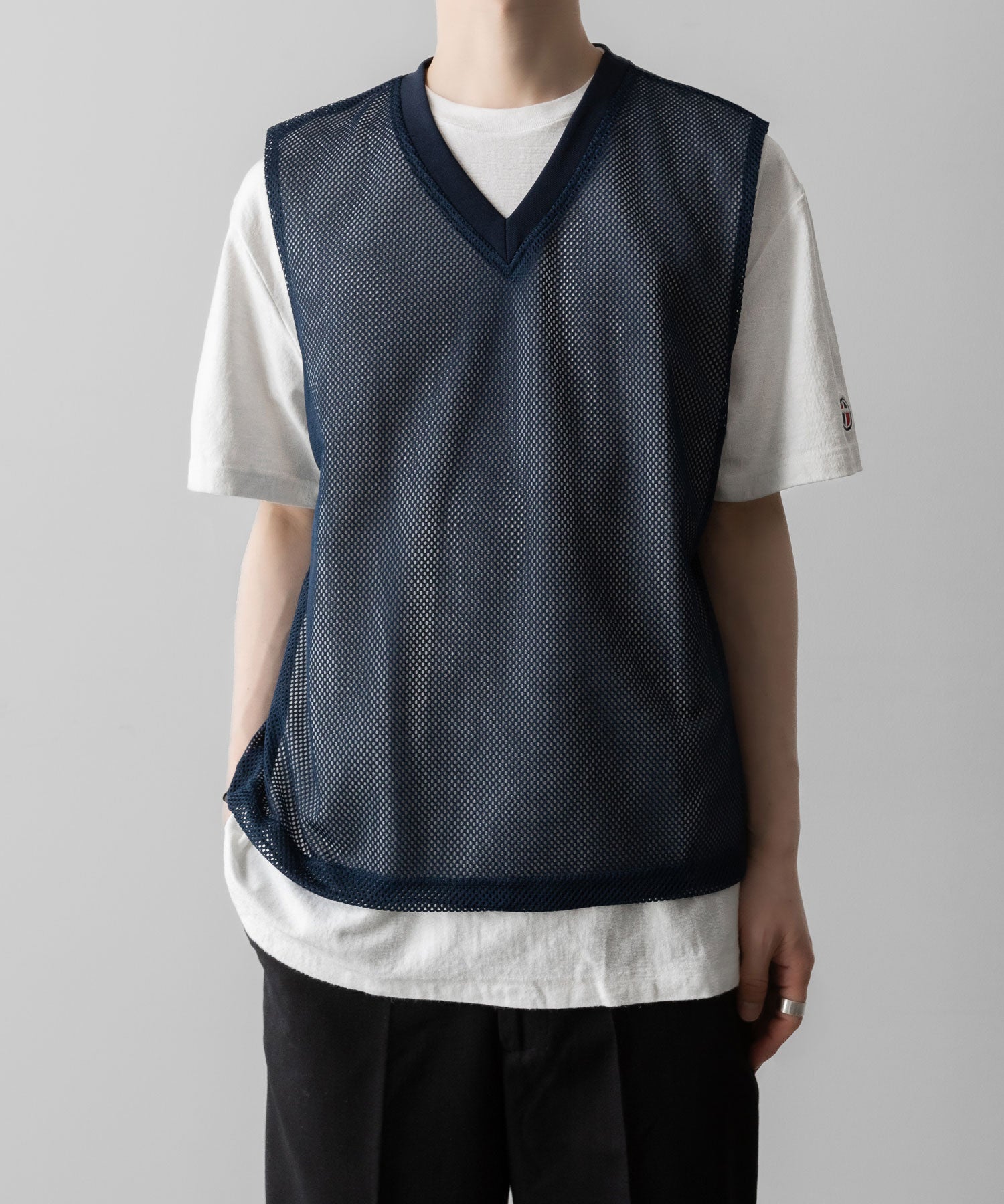 通販 オンラインショップ ネットショップ メッシュ ベスト ジレ レイヤー レイヤード ノースリーブ フットボール サッカー トレーニング 練習 プラクティス ビブス ネイビー Vネック リブ  透け感 抜け感 ファッション ストリート モード メンズ レディース ユニセックス 20代 30代 大人 格好良い かっこいい 可愛い カワイイ おしゃれ アパレル ブランド 流行 トレンド 春夏 バスケ ダンス 練習着 シースルー 韓国 スポーツ ミックス スポーツmix スポーティー シアー ドローストリング ドローコード 調整 アジャスター アジャスト ストッパー アクティブ シック セレブ 海外 アスレチック ブロークコア ミックスコーデ エフォートレス リラックス 綺麗め カジュアル ドレッシー 着こなし コーデ 着画 着崩し スタイル フロント 前 おすすめ