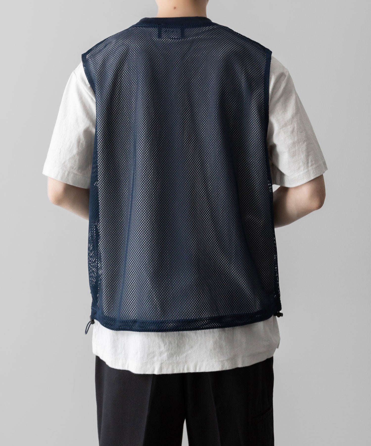 通販 オンラインショップ ネットショップ メッシュ ベスト ジレ レイヤー レイヤード ノースリーブ フットボール サッカー トレーニング 練習 プラクティス ビブス ネイビー Vネック リブ  透け感 抜け感 ファッション ストリート モード メンズ レディース ユニセックス 20代 30代 大人 格好良い かっこいい 可愛い カワイイ おしゃれ アパレル ブランド 流行 トレンド 春夏 バスケ ダンス 練習着 シースルー 韓国 スポーツ ミックス スポーツmix スポーティー シアー ドローストリング ドローコード 調整 アジャスター アジャスト ストッパー アクティブ シック セレブ 海外 アスレチック ブロークコア ミックスコーデ エフォートレス リラックス 綺麗め カジュアル ドレッシー 着こなし コーデ 着画 着崩し スタイル 後 バック おすすめ