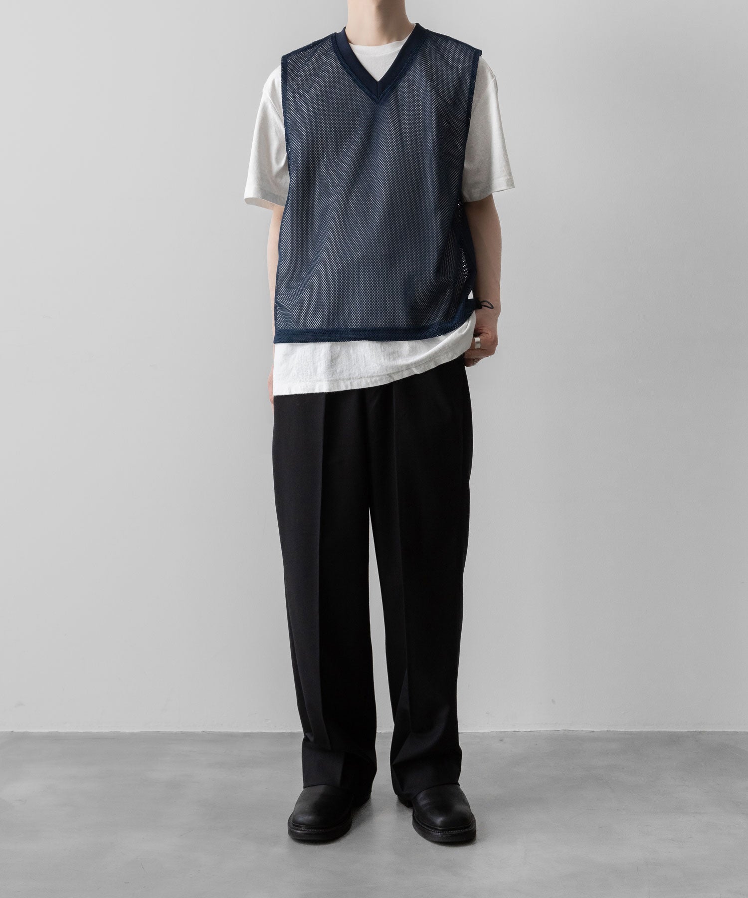 通販 オンラインショップ ネットショップ メッシュ ベスト ジレ レイヤー レイヤード ノースリーブ フットボール サッカー トレーニング 練習 プラクティス ビブス ネイビー Vネック リブ  透け感 抜け感 ファッション ストリート モード メンズ レディース ユニセックス 20代 30代 大人 格好良い かっこいい 可愛い カワイイ おしゃれ アパレル ブランド 流行 トレンド 春夏 バスケ ダンス 練習着 シースルー 韓国 スポーツ ミックス スポーツmix スポーティー シアー ドローストリング ドローコード 調整 アジャスター アジャスト ストッパー アクティブ シック セレブ 海外 アスレチック ブロークコア ミックスコーデ エフォートレス リラックス 綺麗め カジュアル ドレッシー 着こなし コーデ 着画 着崩し スタイル フロント 前 全身 おすすめ