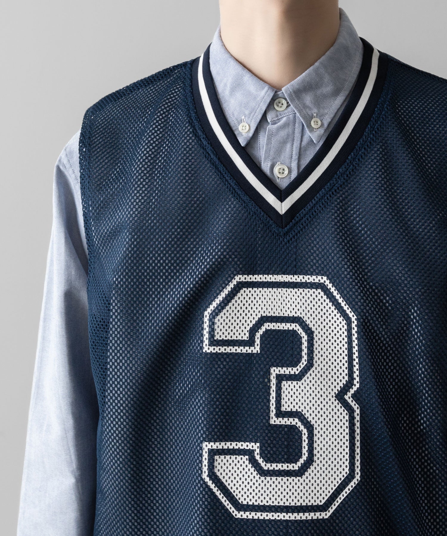 通販 オンラインショップ ネットショップ
メッシュ ベスト ジレ レイヤー レイヤード ノースリーブ フットボール サッカー トレーニング 練習 プラクティス ビブス ネイビー Vネック リブ  透け感 抜け感 ファッション ストリート モード メンズ レディース ユニセックス 20代 30代 大人 格好良い かっこいい 可愛い カワイイ おしゃれ アパレル ブランド 流行 トレンド 春夏 バスケ ダンス 練習着 シースルー 韓国 スポーツ ミックス スポーツmix スポーティー シアー  ナンバリング 番号 ゼッケン ドローストリング ドローコード 調整 アジャスター アジャスト ストッパー アクティブ シック セレブ 海外 アスレチック ブロークコア ミックスコーデ エフォートレス リラックス 綺麗め カジュアル ドレッシー 前 フロント 着こなし コーデ 着画 着崩し スタイル 配色 リブ おすすめ