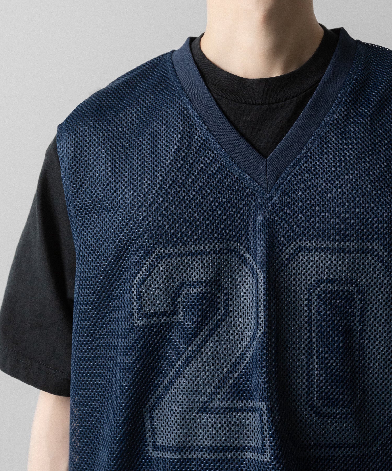 通販 オンラインショップ ネットショップ
メッシュ ベスト ジレ レイヤー レイヤード ノースリーブ フットボール サッカー トレーニング 練習 プラクティス ビブス ネイビー Vネック リブ  透け感 抜け感 ファッション ストリート モード メンズ レディース ユニセックス 20代 30代 大人 格好良い かっこいい 可愛い カワイイ おしゃれ アパレル ブランド 流行 トレンド 春夏 バスケ ダンス 練習着 シースルー 韓国 スポーツ ミックス スポーツmix スポーティー シアー  ナンバリング 番号 ゼッケン ドローストリング ドローコード 調整 アジャスター アジャスト ストッパー アクティブ シック セレブ 海外 アスレチック ブロークコア ミックスコーデ エフォートレス リラックス 綺麗め カジュアル ドレッシー 前 フロント 着こなし コーデ 着画 着崩し スタイル おすすめ