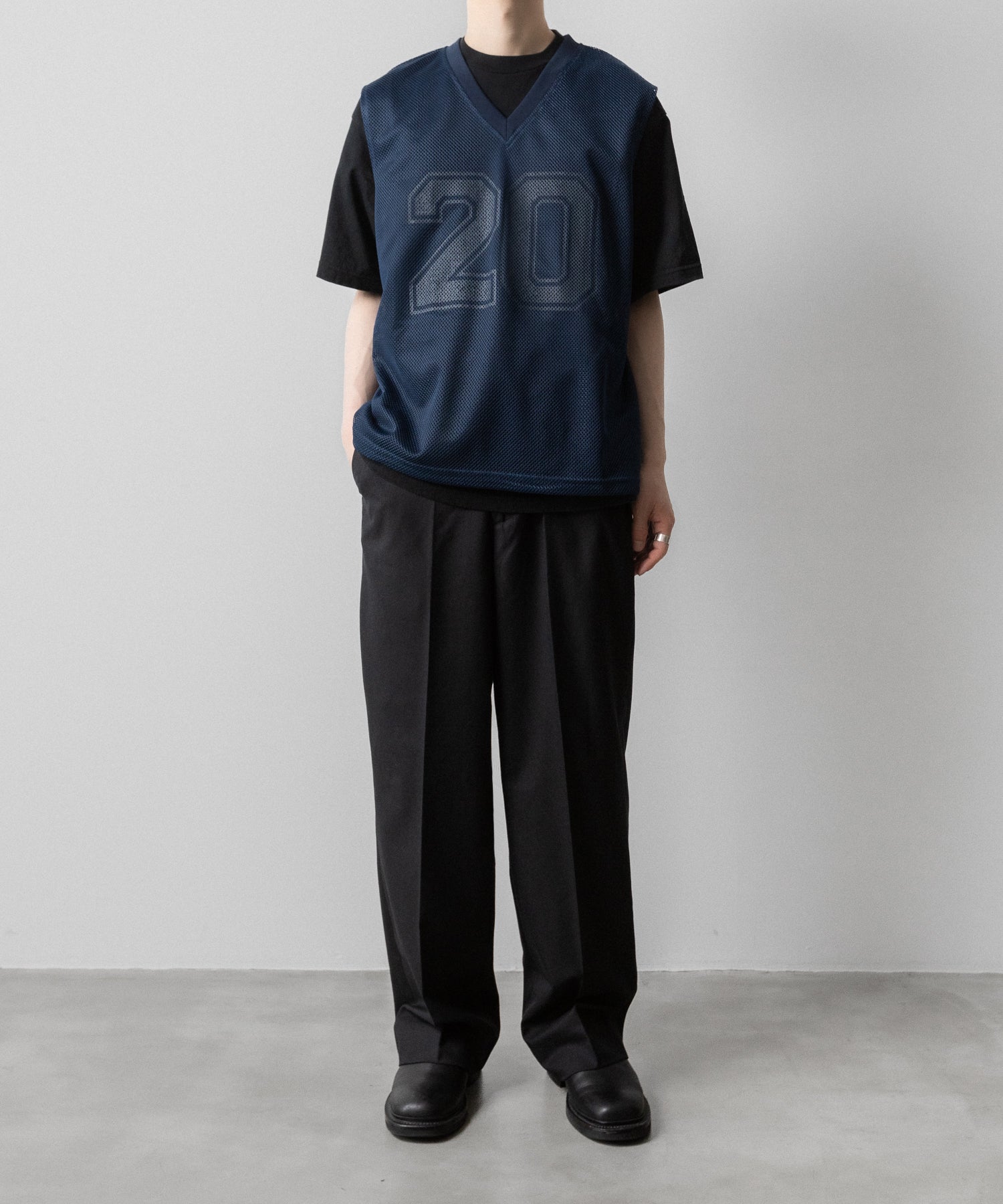 通販 オンラインショップ ネットショップ
メッシュ ベスト ジレ レイヤー レイヤード ノースリーブ フットボール サッカー トレーニング 練習 プラクティス ビブス ネイビー Vネック リブ  透け感 抜け感 ファッション ストリート モード メンズ レディース ユニセックス 20代 30代 大人 格好良い かっこいい 可愛い カワイイ おしゃれ アパレル ブランド 流行 トレンド 春夏 バスケ ダンス 練習着 シースルー 韓国 スポーツ ミックス スポーツmix スポーティー シアー  ナンバリング 番号 ゼッケン ドローストリング ドローコード 調整 アジャスター アジャスト ストッパー アクティブ シック セレブ 海外 アスレチック ブロークコア ミックスコーデ エフォートレス リラックス 綺麗め カジュアル ドレッシー 前 フロント  全身 着こなし コーデ 着画 着崩し スタイル おすすめ