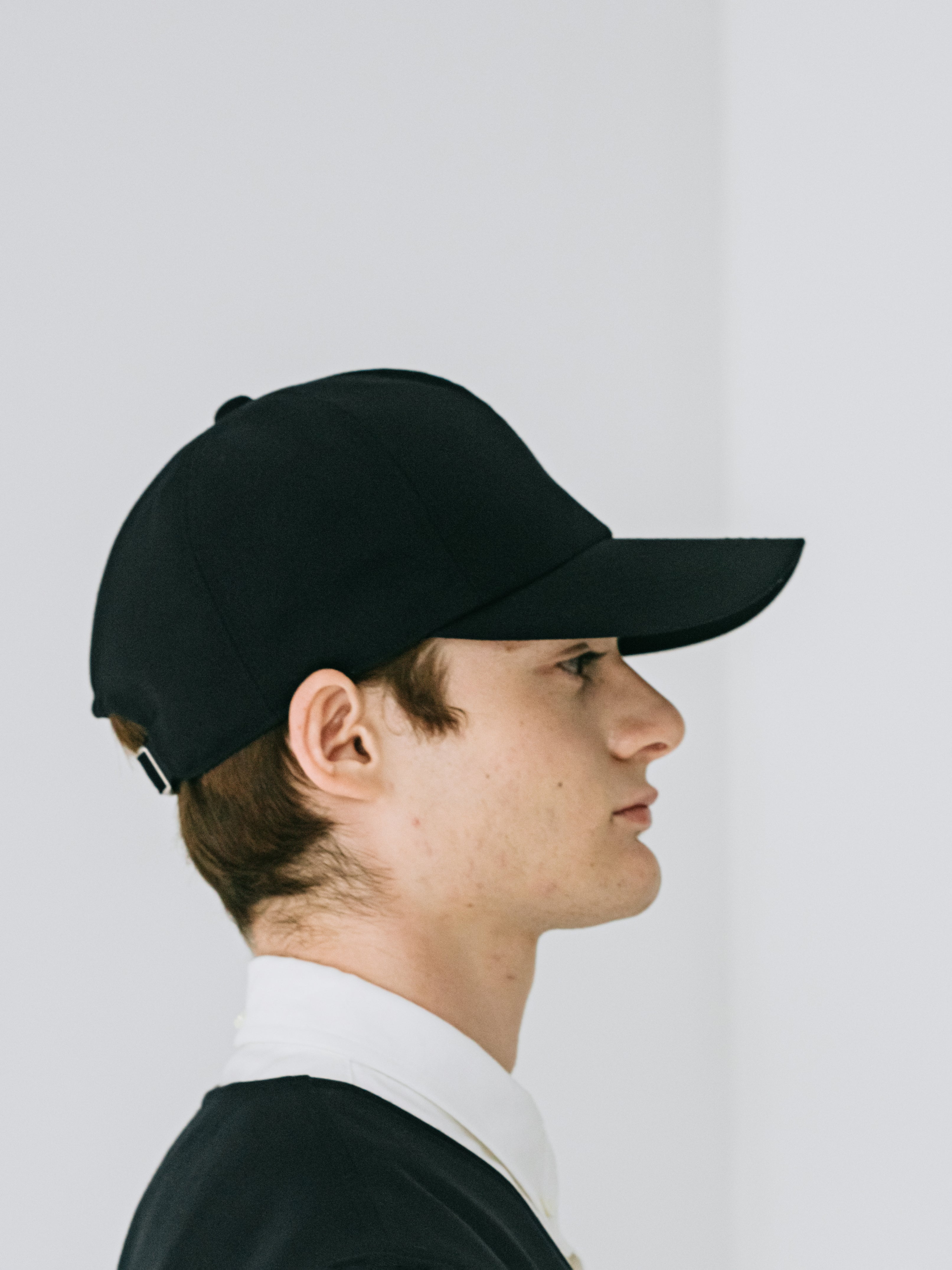 CLASSIC 6-PANEL CAP 帽子 深め ネイビー ファッション ストリート モード メンズ レディース ユニセックス 20代 30代 かっこいい おしゃれ アパレル ブランド 無地 シンプル コーデ  着こなし 着画 着用画像 シティボーイ シティガール