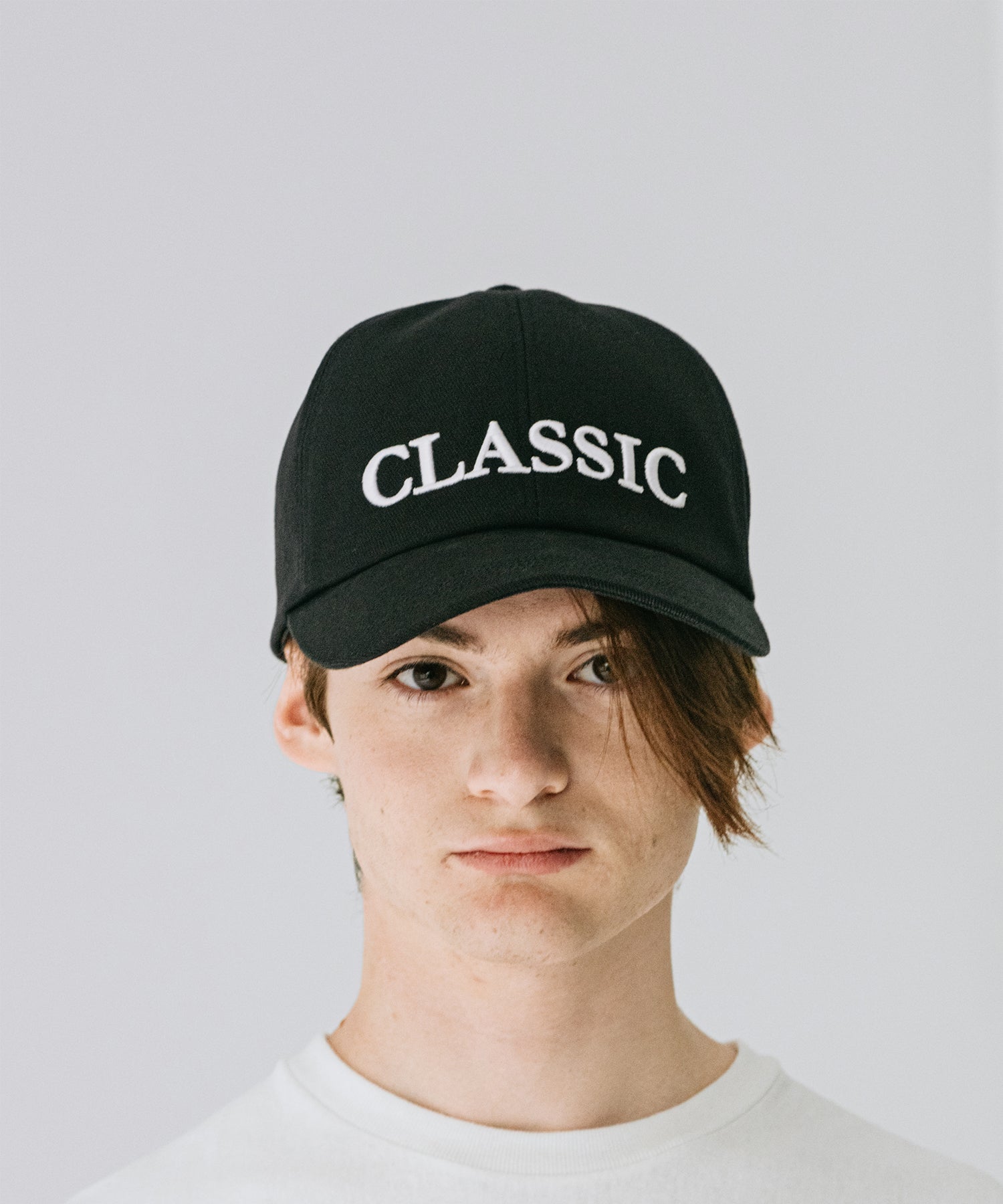 EMBROIDERY 6-PANEL CAP 帽子 深め ネイビー ファッション ストリート モード メンズ レディース ユニセックス 20代 30代 かっこいい おしゃれ アパレル ブランド コーデ  着こなし 着画 着用画像