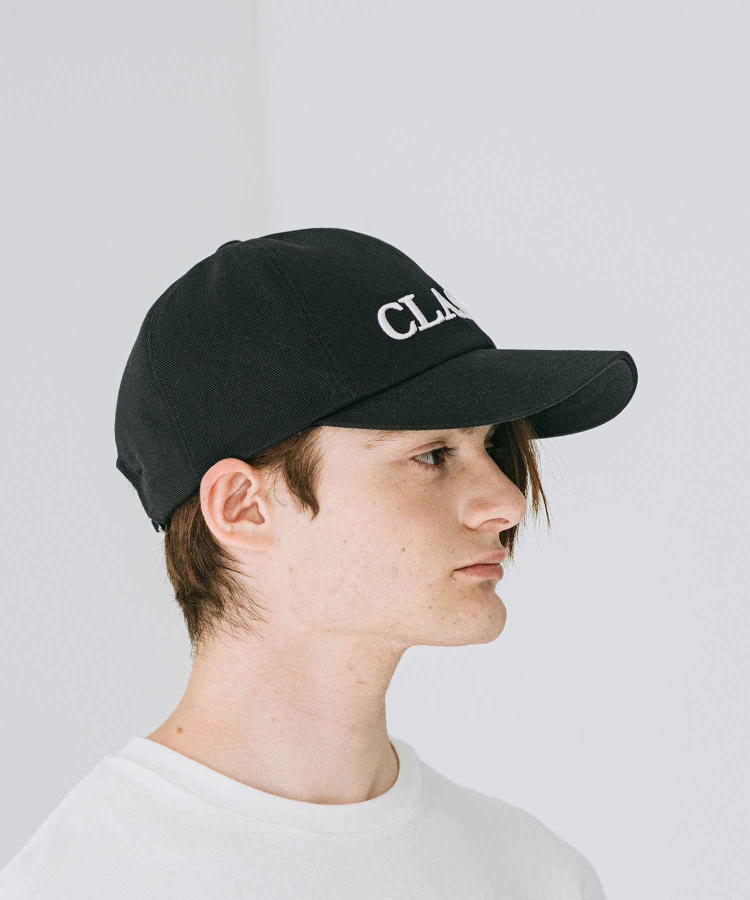 EMBROIDERY 6-PANEL CAP 帽子 深め ネイビー ファッション ストリート モード メンズ レディース ユニセックス 20代 30代 かっこいい おしゃれ アパレル ブランド コーデ  着こなし 着画 着用画像