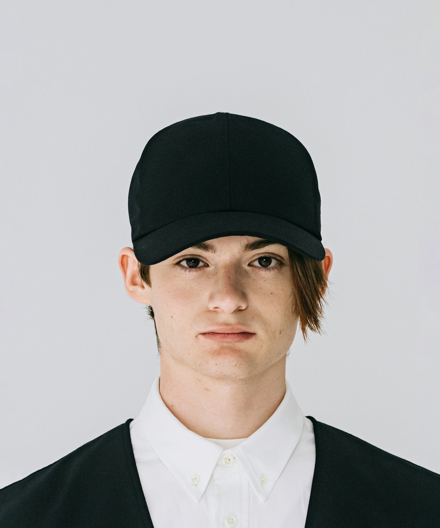 CLASSIC 6-PANEL CAP 帽子 深め ネイビー ファッション ストリート モード メンズ レディース ユニセックス 20代 30代 かっこいい おしゃれ アパレル ブランド 無地 シンプル コーデ  着こなし 着画 着用画像 シティボーイ シティガール