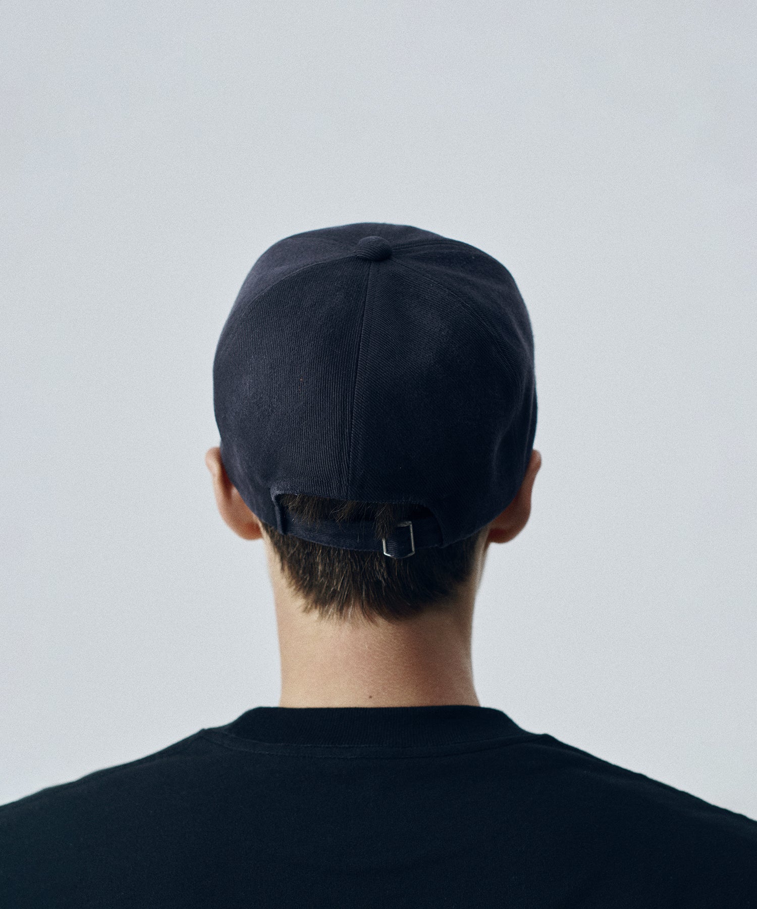 通販 オンラインショップ ネットショップ  キャップ ツイル 硫化染 6パネル ダメージ加工 クラッシュ加工 刺繍 帽子 深め 春 夏 秋 冬 オールシーズン 通年 定番 きれいめ 綺麗め 黒 ブラック ファッション ストリート モード カジュアル メンズ レディース ユニセックス 20代 30代 大人 かっこいい 可愛い おしゃれ アパレル ブランド アジャスター バックル コットン アイビー アメトラ プレッピー クラシック トラッド 似合う ロゴ ツバ 長い 長め シティボーイ シティガール メンズライク ビンテージライク ビンテージ加工 ヴィンテージ 
コーデ  着こなし 着画 着用画像 スタイル 後ろ バック