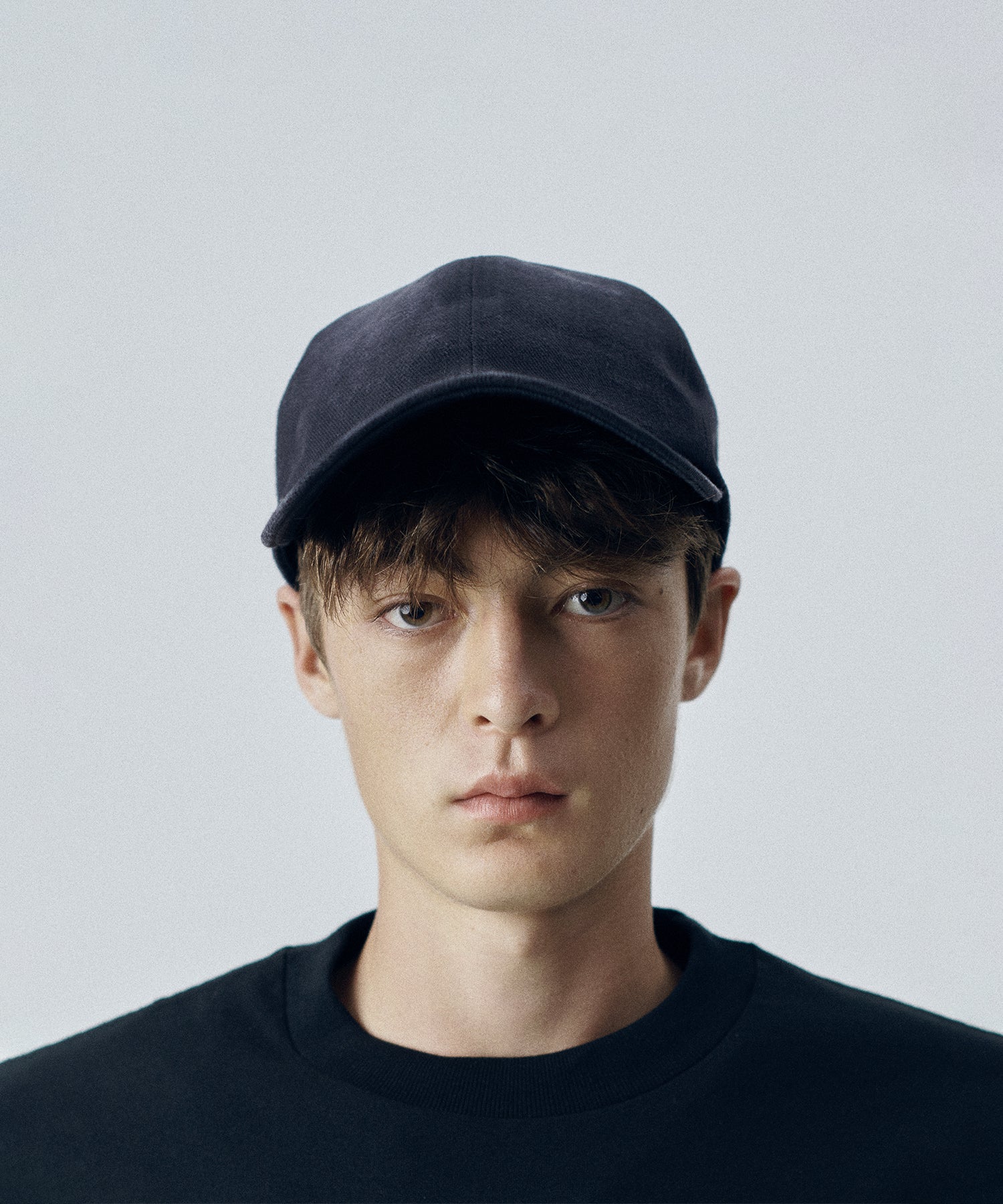 通販 オンラインショップ ネットショップ  キャップ ツイル 硫化染 6パネル ダメージ加工 クラッシュ加工 刺繍 帽子 深め 春 夏 秋 冬 オールシーズン 通年 定番 きれいめ 綺麗め 黒 ブラック ファッション ストリート モード カジュアル メンズ レディース ユニセックス 20代 30代 大人 かっこいい 可愛い おしゃれ アパレル ブランド アジャスター バックル コットン アイビー アメトラ プレッピー クラシック トラッド 似合う ロゴ ツバ 長い 長め シティボーイ シティガール メンズライク ビンテージライク ビンテージ加工 ヴィンテージ  コーデ  着こなし 着画 着用画像 スタイル フロント 前 おすすめ 深め 小顔 ノーメイク