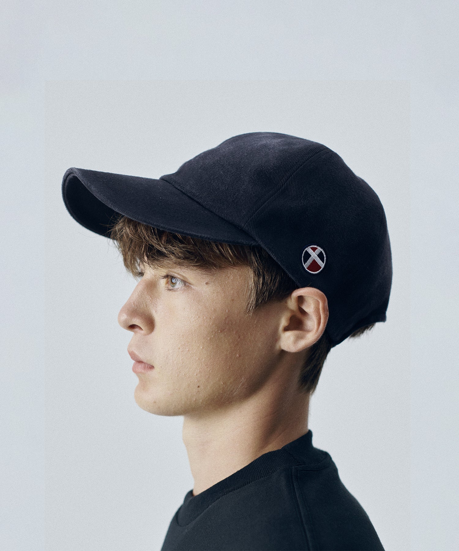 通販 オンラインショップ ネットショップ  キャップ ツイル 硫化染 6パネル ダメージ加工 クラッシュ加工 刺繍 帽子 深め 春 夏 秋 冬 オールシーズン 通年 定番 きれいめ 綺麗め 黒 ブラック ファッション ストリート モード カジュアル メンズ レディース ユニセックス 20代 30代 大人 かっこいい 可愛い おしゃれ アパレル ブランド アジャスター バックル コットン アイビー アメトラ プレッピー クラシック トラッド 似合う ロゴ ツバ 長い 長め シティボーイ シティガール メンズライク ビンテージライク ビンテージ加工 ヴィンテージ 
コーデ  着こなし 着画 着用画像 スタイル 横 サイド おすすめ 深め 小顔 ノーメイク