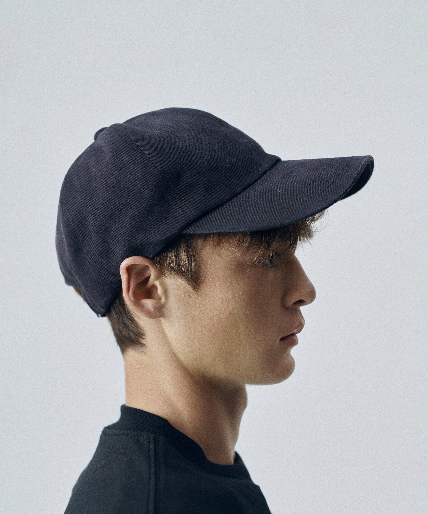 通販 オンラインショップ ネットショップ  キャップ ツイル 硫化染 6パネル ダメージ加工 クラッシュ加工 刺繍 帽子 深め 春 夏 秋 冬 オールシーズン 通年 定番 きれいめ 綺麗め 黒 ブラック ファッション ストリート モード カジュアル メンズ レディース ユニセックス 20代 30代 大人 かっこいい 可愛い おしゃれ アパレル ブランド アジャスター バックル コットン アイビー アメトラ プレッピー クラシック トラッド 似合う ロゴ ツバ 長い 長め シティボーイ シティガール メンズライク ビンテージライク ビンテージ加工 ヴィンテージ 
コーデ  着こなし 着画 着用画像 スタイル サイド 横