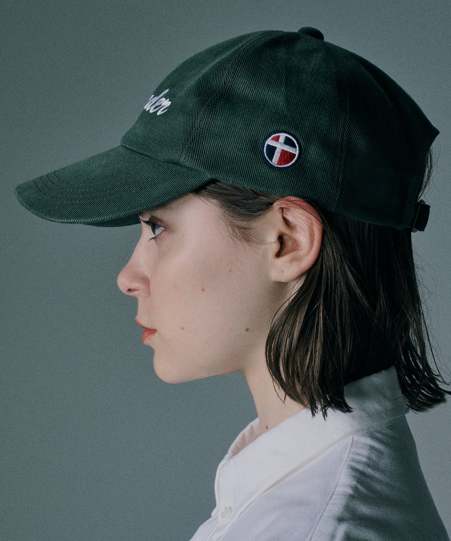 通販 オンラインショップ ネットショップ  キャップ ベースボール ツイル 硫化染 6パネル ダメージ加工 クラッシュ加工 刺繍 帽子 春 夏 秋 冬 オールシーズン 通年 定番 きれいめ 綺麗め  カジュアル ドレッシー カーキ グリーン 緑 ファッション ストリート モード カジュアル メンズ レディース ユニセックス 20代 30代 大人 かっこいい 可愛い おしゃれ アパレル ブランド アジャスター バックル コットン アイビー アメトラ プレッピー クラシック トラッド 似合う ロゴ ツバ 長い 長め シティボーイ シティガール メンズライク ビンテージライク ビンテージ加工 ヴィンテージ 韓国 スポーツ スポーツミックス スポーツmix スポーティー アクティブ シック セレブ 海外 アスレチック ブロークコア ミックスコーデ 
コーデ  着こなし 着画 着用画像 スタイル 横 サイド おすすめ 小顔 ノーメイク