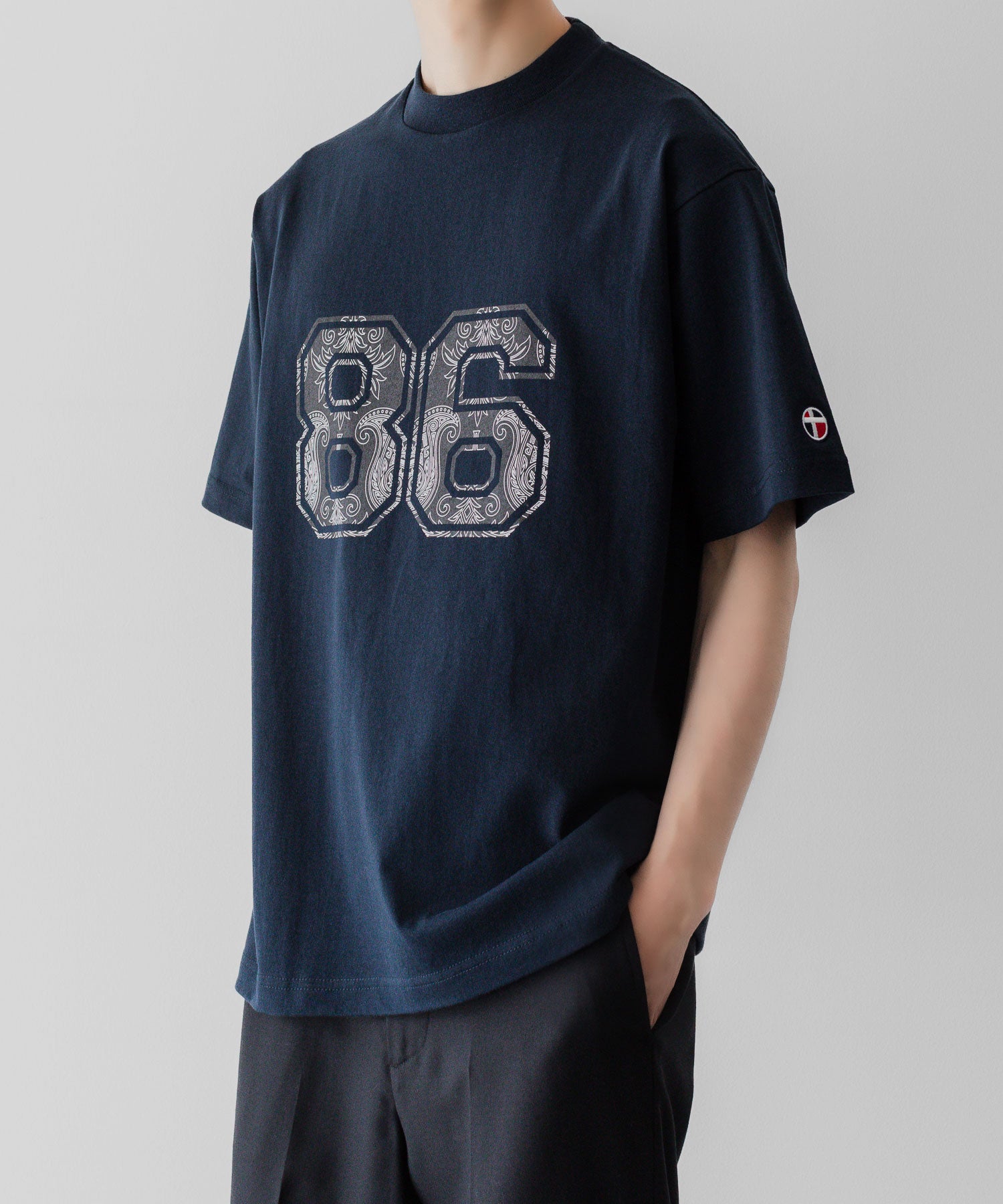 通販 オンラインショップ ネットショップ tshirts 長袖 tシャツ ティーシャツ カットソー フットボール サッカー 古着 ビンテージ ヴィンテージ ナンバリング 番号 ファッション ストリート モード メンズ レディース ユニセックス 20代 30代 大人 格好良い かっこいい 可愛い カワイイ おしゃれ アパレル ブランド 流行 トレンド 春夏 韓国 スポーツ スポーツミックス スポーツmix スポーティー アクティブ シック セレブ 海外 アスレチック ブロークコア ミックスコーデ エフォートレス リラックス 綺麗め カジュアル ドレッシー バンダナ プリント シルクスクリーン ラバープリント ヘビーウェイト ヘビーオンス 肉厚 装飾 オーナメント チカーノ 上品 エレガンス ビール メキシコ メキシカン 86 ワールドカップ W杯 中南米 ネイビー 紺 着こなし コーデ 着画 着崩し スタイル