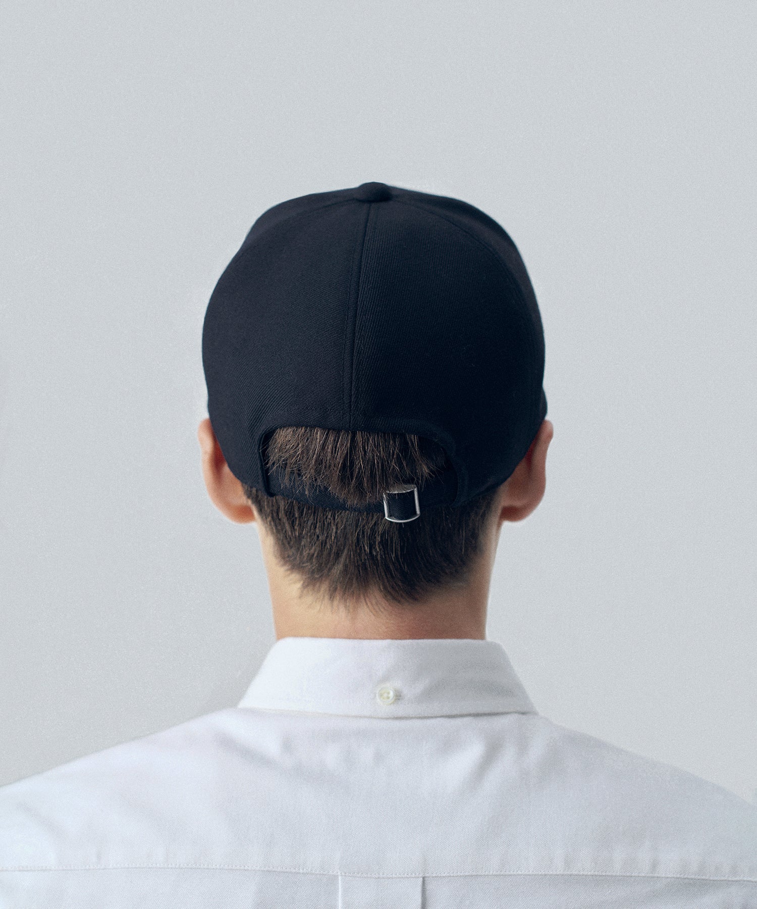 通販 オンラインショップ ネットショップ  キャップ ベースボールキャップ ツイル 6パネル 立体刺繍 3D刺繍 帽子 深め  春 夏 秋 冬 オールシーズン 通年 定番 きれいめ 綺麗め 紺 ネイビー ファッション ストリート モード メンズ レディース ユニセックス 20代 30代 大人 かっこいい 可愛い おしゃれ アパレル ブランド アジャスター バックル ウール ポリエステル アイビー アメトラ プレッピー クラシック トラッド 似合う ロゴ ツバ 長い 長め シティボーイ シティガール コーデ  着こなし 着画 着用画像 スタイル 後 バック おすすめ 深め 小顔 ノーメイク