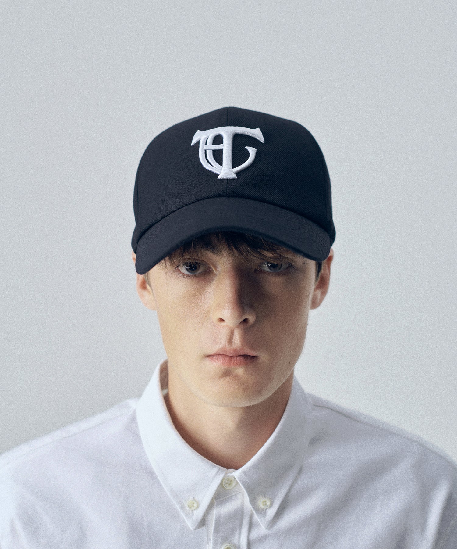 通販 オンラインショップ ネットショップ  キャップ ベースボールキャップ ツイル 6パネル 立体刺繍 3D刺繍 帽子 深め  春 夏 秋 冬 オールシーズン 通年 定番 きれいめ 綺麗め 紺 ネイビー ファッション ストリート モード メンズ レディース ユニセックス 20代 30代 大人 かっこいい 可愛い おしゃれ アパレル ブランド アジャスター バックル ウール ポリエステル アイビー アメトラ プレッピー クラシック トラッド 似合う ロゴ ツバ 長い 長め シティボーイ シティガール コーデ  着こなし 着画 着用画像 スタイル フロント 前 おすすめ 深め 小顔 ノーメイク