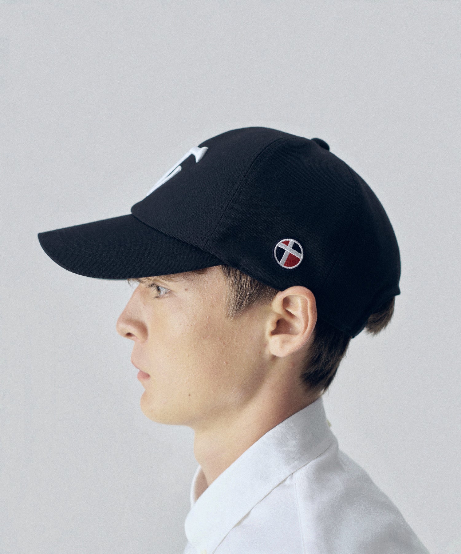 通販 オンラインショップ ネットショップ  キャップ ベースボールキャップ ツイル 6パネル 立体刺繍 3D刺繍 帽子 深め  春 夏 秋 冬 オールシーズン 通年 定番 きれいめ 綺麗め 紺 ネイビー ファッション ストリート モード メンズ レディース ユニセックス 20代 30代 大人 かっこいい 可愛い おしゃれ アパレル ブランド アジャスター バックル ウール ポリエステル アイビー アメトラ プレッピー クラシック トラッド 似合う ロゴ ツバ 長い 長め シティボーイ シティガール コーデ  着こなし 着画 着用画像 スタイル 横 サイド おすすめ 深め 小顔 ノーメイク