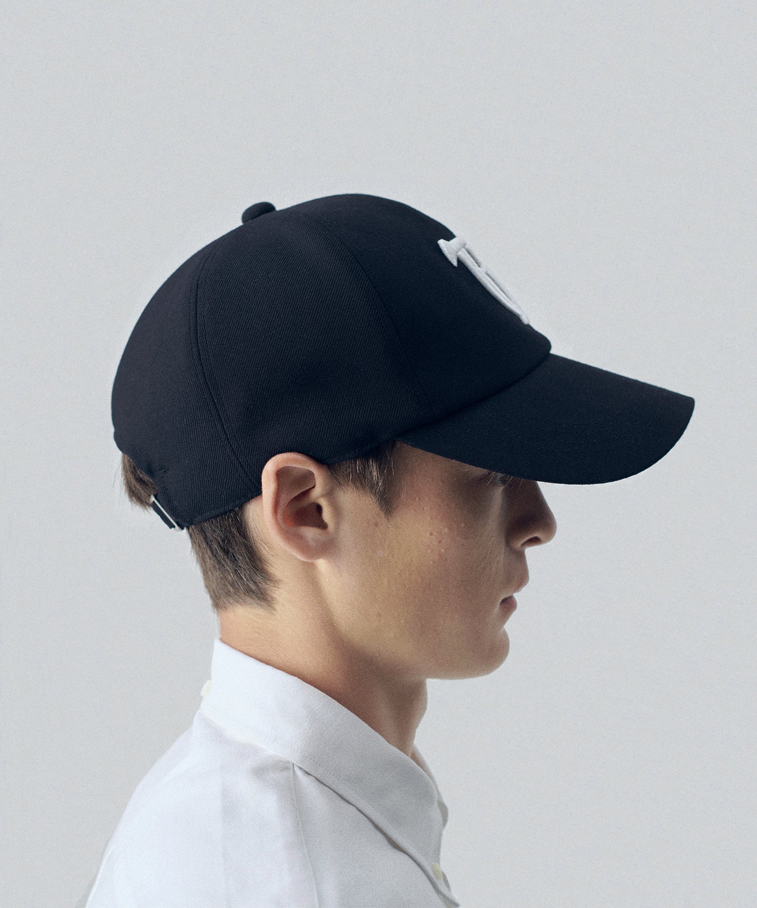 通販 オンラインショップ ネットショップ  キャップ ベースボールキャップ ツイル 6パネル 立体刺繍 3D刺繍 帽子 深め  春 夏 秋 冬 オールシーズン 通年 定番 きれいめ 綺麗め 紺 ネイビー ファッション ストリート モード メンズ レディース ユニセックス 20代 30代 大人 かっこいい 可愛い おしゃれ アパレル ブランド アジャスター バックル ウール ポリエステル アイビー アメトラ プレッピー クラシック トラッド 似合う ロゴ ツバ 長い 長め シティボーイ シティガール コーデ  着こなし 着画 着用画像 スタイル 横 サイド おすすめ 深め 小顔 ノーメイク