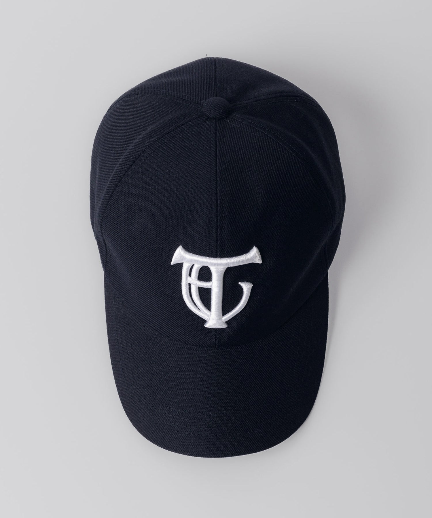 通販 オンラインショップ ネットショップ  キャップ ベースボールキャップ ツイル 6パネル 立体刺繍 3D刺繍 帽子 深め  春 夏 秋 冬 オールシーズン 通年 定番 きれいめ 綺麗め 紺 ネイビー ファッション ストリート モード メンズ レディース ユニセックス 20代 30代 大人 かっこいい 可愛い おしゃれ アパレル ブランド アジャスター バックル ウール ポリエステル アイビー アメトラ プレッピー クラシック トラッド 似合う ロゴ ツバ 長い 長め シティボーイ シティガール 前 フロント おすすめ 深め 小顔 ノーメイク