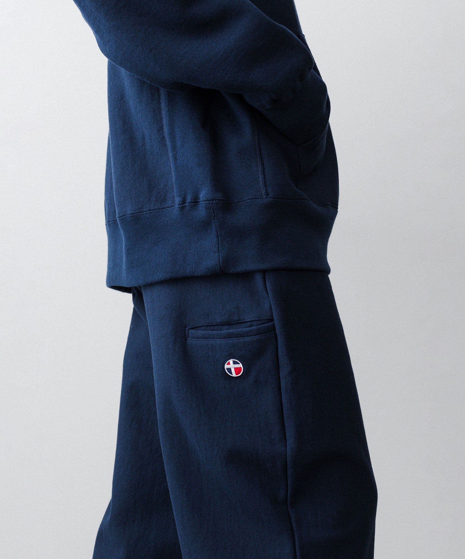 通販　オンラインショップ ネットショップ パーカー フーディ スウェット parker hoodie hoodedsweatshirt sweatshirt ヘビーウェイト heavyweight 厚手 フード オーバーサイズ 大きめ 春 夏 秋 冬 オールシーズン 通年 定番 きれいめ ファッション ブランド メンズ レディース ユニセックス ストリート モード 20代 30代 大人 かっこいい おしゃれ 可愛い アパレル ブランド シンプル コーデ 私服 普段着 リラックス カジュアル アメカジ  アイビー アメトラ プレッピー  着崩し スタイル  ポーラータイ ループタイ 着こなし コーデ 着画 着崩し スタイル 裏起毛 暖かい 14オンス 15オンス 14oz 15oz ネイビー 紺 シルエット セットアップ 上下 セットsweatpant ワイド セミワイド ストレート 大きめ 長め 裾調整 ゆったり 裾 ゴム 丈長め トレンド 日本製 流行 ドローコード 紐 リラックス ネイビー 紺 コーデ  着こなし 着画　着用画像 スタイル シルエット 綺麗 きれい 美しい 