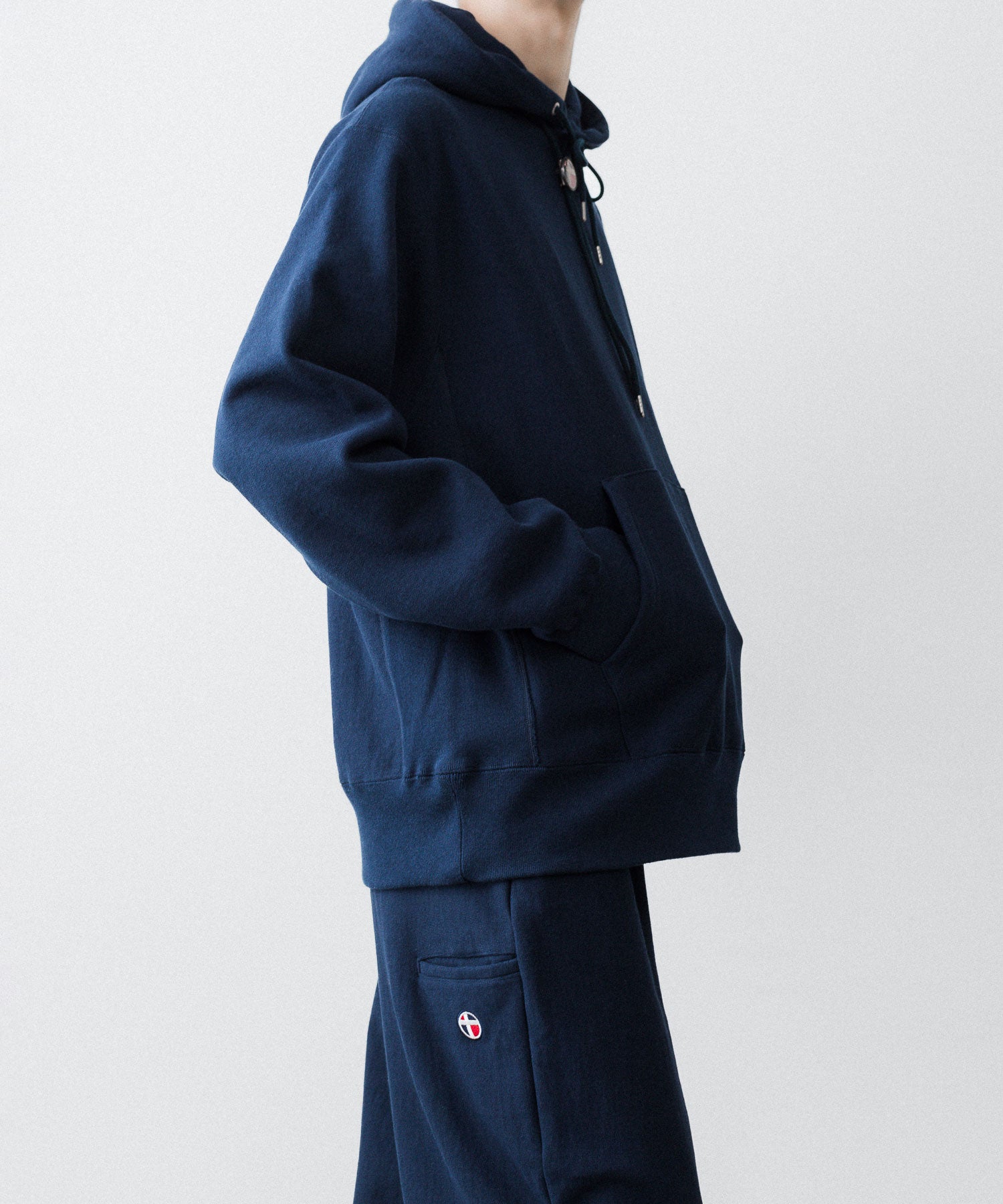 通販　オンラインショップ ネットショップ パーカー フーディ スウェット parker hoodie hoodedsweatshirt sweatshirt ヘビーウェイト heavyweight 厚手 フード オーバーサイズ 大きめ 春 夏 秋 冬 オールシーズン 通年 定番 きれいめ ファッション ブランド メンズ レディース ユニセックス ストリート モード 20代 30代 大人 かっこいい おしゃれ 可愛い アパレル ブランド シンプル コーデ 私服 普段着 リラックス カジュアル アメカジ  アイビー アメトラ プレッピー  着崩し スタイル  ポーラータイ ループタイ 着こなし コーデ 着画 着崩し スタイル 裏起毛 暖かい 14オンス 15オンス 14oz 15oz ネイビー 紺 シルエット セットアップ 上下 セットsweatpant ワイド セミワイド ストレート 大きめ 長め 裾調整 ゆったり 裾 ゴム 丈長め トレンド 日本製 流行 ドローコード 紐 リラックス ネイビー 紺 コーデ  着こなし 着画　着用画像 スタイル シルエット 綺麗 きれい 美しい 