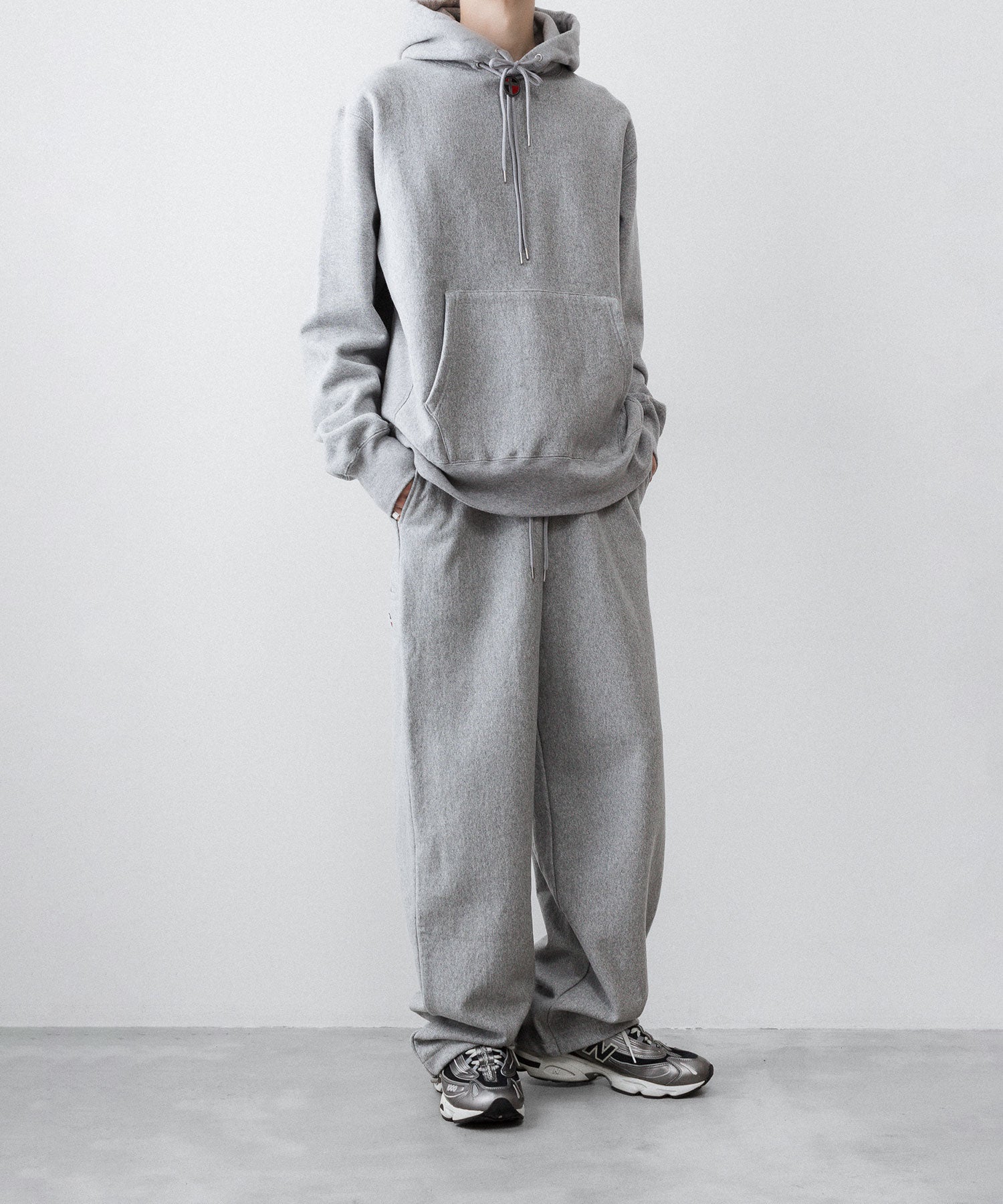 通販　オンラインショップ ネットショップ パーカー フーディ スウェット parker hoodie hoodedsweatshirt sweatshirt ヘビーウェイト heavyweight 厚手 フード オーバーサイズ 大きめ 春 夏 秋 冬 オールシーズン 通年 定番 きれいめ ファッション ブランド メンズ レディース ユニセックス ストリート モード 20代 30代 大人 かっこいい おしゃれ 可愛い アパレル ブランド シンプル コーデ 私服 普段着 リラックス カジュアル アメカジ  アイビー アメトラ プレッピー  着崩し スタイル  ポーラータイ ループタイ 着こなし コーデ 着画 着崩し スタイル 裏起毛 暖かい 14オンス 15オンス 14oz 15oz グレー 灰色 シルエット セットアップ 上下 セットsweatpant ワイド セミワイド ストレート 大きめ 長め 裾調整 ゆったり 裾 ゴム 丈長め トレンド 日本製 流行 ドローコード 紐 リラックス ネイビー 紺 コーデ  着こなし 着画　着用画像 スタイル 前 フロント シルエット 綺麗 きれい 美しい 全身