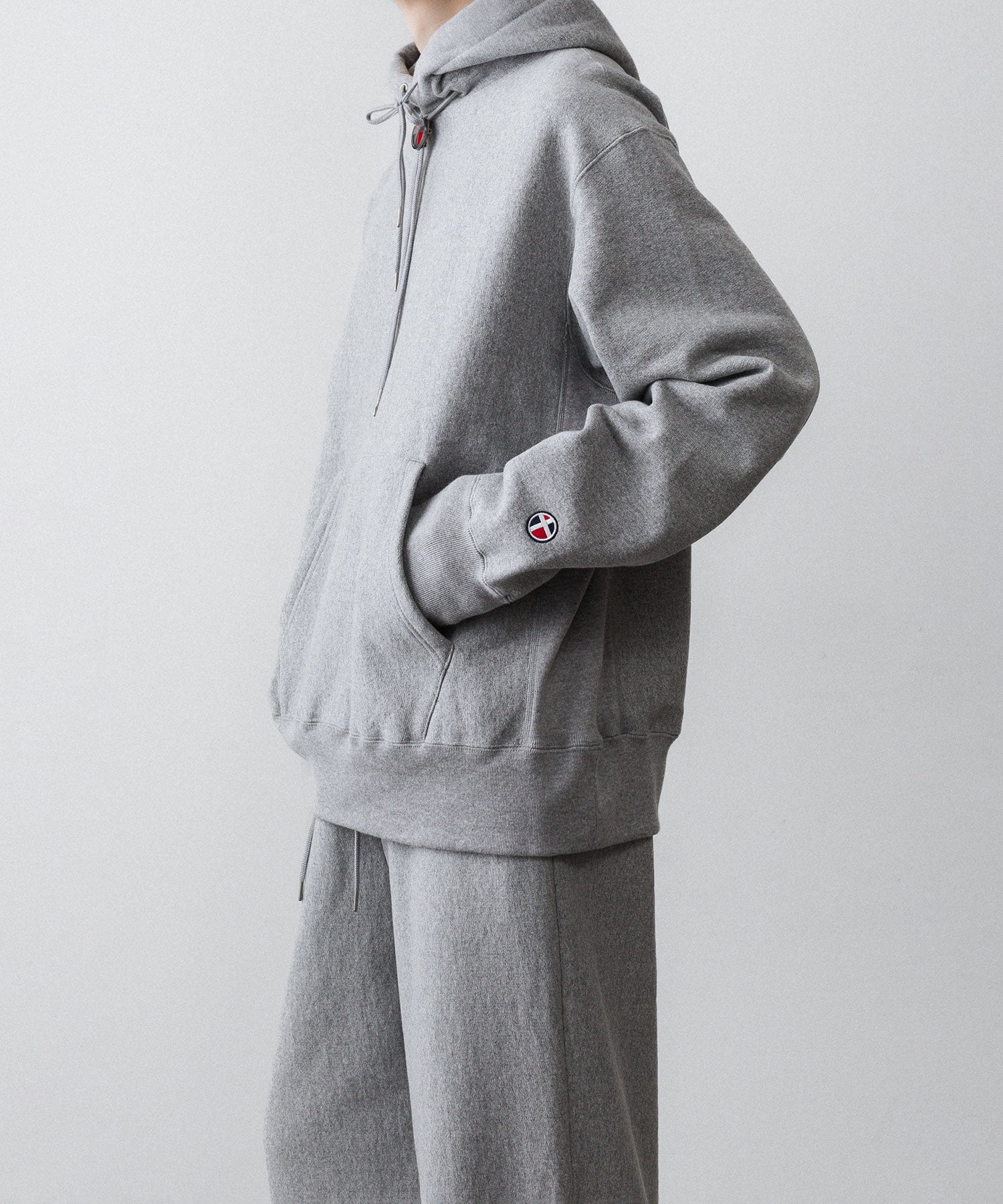 通販　オンラインショップ ネットショップ パーカー フーディ スウェット parker hoodie hoodedsweatshirt sweatshirt ヘビーウェイト heavyweight 厚手 フード オーバーサイズ 大きめ 春 夏 秋 冬 オールシーズン 通年 定番 きれいめ ファッション ブランド メンズ レディース ユニセックス ストリート モード 20代 30代 大人 かっこいい おしゃれ 可愛い アパレル ブランド シンプル コーデ 私服 普段着 リラックス カジュアル アメカジ  アイビー アメトラ プレッピー  着崩し スタイル  ポーラータイ ループタイ 着こなし コーデ 着画 着崩し スタイル 裏起毛 暖かい 14オンス 15オンス 14oz 15oz グレー 灰色 シルエット セットアップ 上下 セットsweatpant ワイド セミワイド ストレート 大きめ 長め 裾調整 ゆったり 裾 ゴム 丈長め トレンド 日本製 流行 ドローコード 紐 リラックス ネイビー 紺 コーデ  着こなし 着画　着用画像 スタイル 前 フロント シルエット 綺麗 きれい 美しい