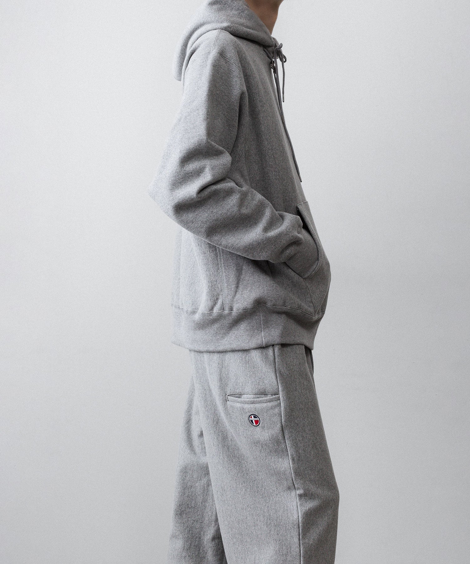 通販　オンラインショップ ネットショップ パーカー フーディ スウェット parker hoodie hoodedsweatshirt sweatshirt ヘビーウェイト heavyweight 厚手 フード オーバーサイズ 大きめ 春 夏 秋 冬 オールシーズン 通年 定番 きれいめ ファッション ブランド メンズ レディース ユニセックス ストリート モード 20代 30代 大人 かっこいい おしゃれ 可愛い アパレル ブランド シンプル コーデ 私服 普段着 リラックス カジュアル アメカジ  アイビー アメトラ プレッピー  着崩し スタイル  ポーラータイ ループタイ 着こなし コーデ 着画 着崩し スタイル 裏起毛 暖かい 14オンス 15オンス 14oz 15oz グレー 灰色 シルエット セットアップ 上下 セットsweatpant ワイド セミワイド ストレート 大きめ 長め 裾調整 ゆったり 裾 ゴム 丈長め トレンド 日本製 流行 ドローコード 紐 リラックス ネイビー 紺 コーデ  着こなし 着画　着用画像 スタイル 前 フロント シルエット 綺麗 きれい 美しい