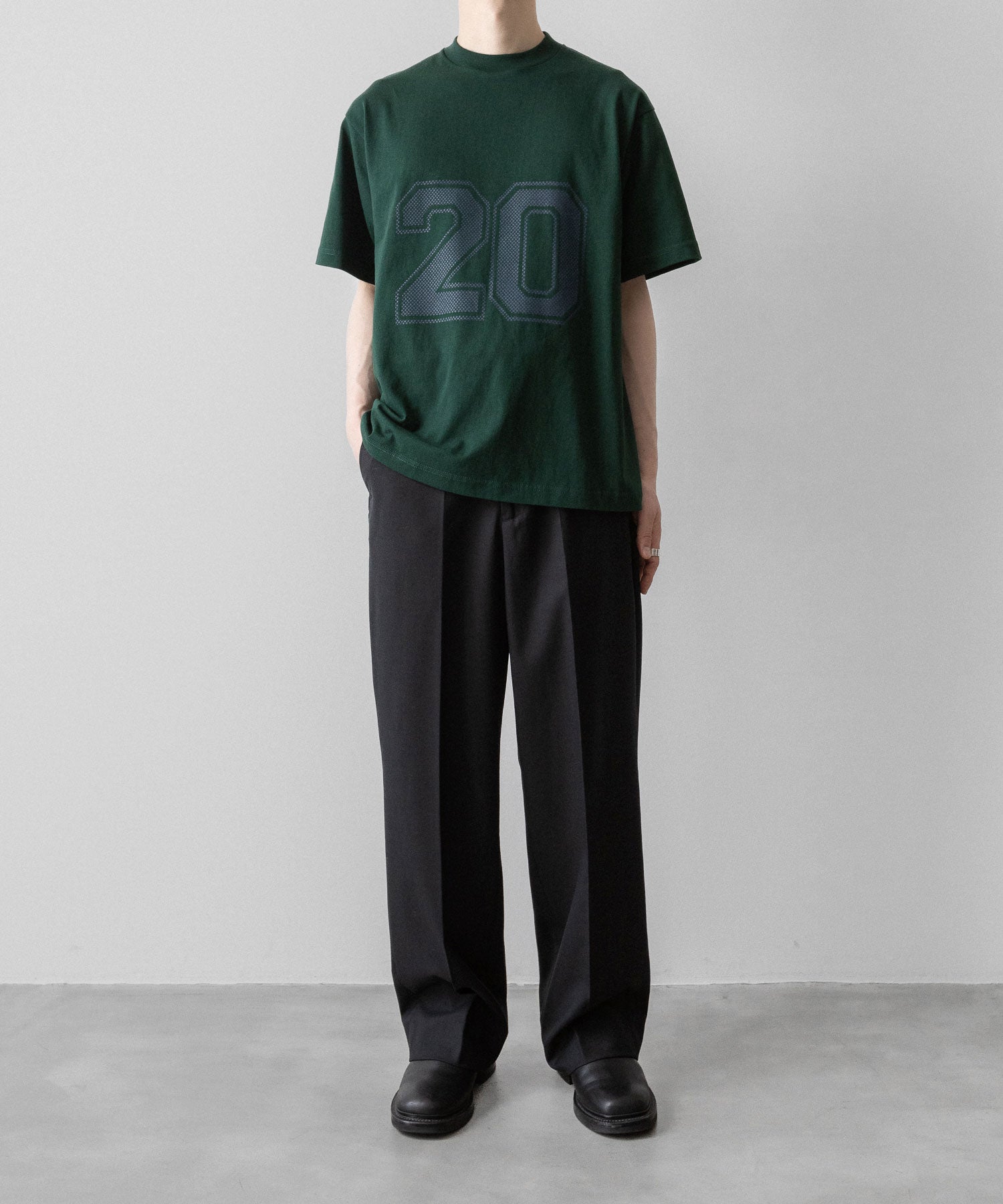 通販 オンラインショップ ネットショップ tshirts 長袖 tシャツ ティーシャツ カットソー フットボール サッカー  古着 ビンテージ ヴィンテージ  ナンバリング 番号 ファッション ストリート モード メンズ レディース ユニセックス 20代 30代 大人 格好良い かっこいい 可愛い カワイイ おしゃれ アパレル ブランド 流行 トレンド 春夏 韓国 スポーツ スポーツミックス スポーツmix スポーティー アクティブ シック セレブ 海外 アスレチック ブロークコア ミックスコーデ エフォートレス リラックス 綺麗め カジュアル ドレッシー ドット プリント シルクスクリーン 特殊プリント ラバープリント ヘビーウェイト ヘビーオンス 肉厚  グリーン 濃い 緑 着こなし コーデ 着画 着崩し スタイル 前 フロント 全身 おすすめ