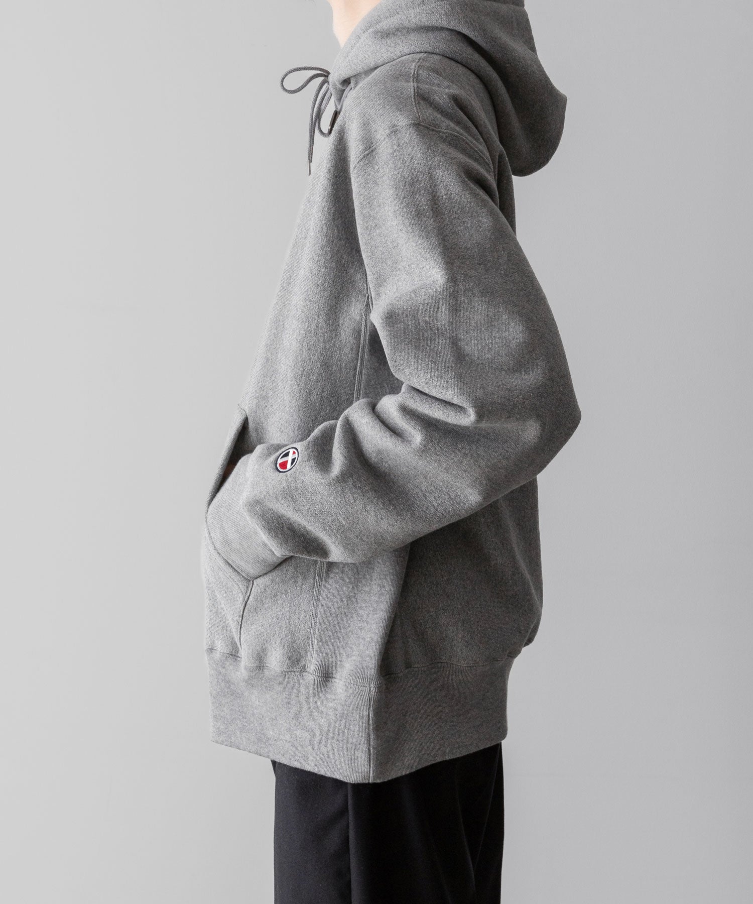 通販　オンラインショップ ネットショップ パーカー フーディ スウェット parker hoodie hoodedsweatshirt sweatshirt ヘビーウェイト heavyweight 厚手 フード オーバーサイズ 大きめ 春 夏 秋 冬 オールシーズン 通年 定番 きれいめ 綺麗め ファッション ブランド メンズ レディース ユニセックス ストリート モード 20代 30代 大人 かっこいい おしゃれ 可愛い アパレル ブランド シンプル コーデ 私服 普段着 リラックス カジュアル アメカジ  アイビー アメトラ プレッピー ポーラータイ ループタイ 裏起毛 暖かい  14オンス 15オンス 14oz 15oz グレー 着こなし コーデ 着画 着崩し スタイル 横 サイド シルエット シティボーイ シティガール 