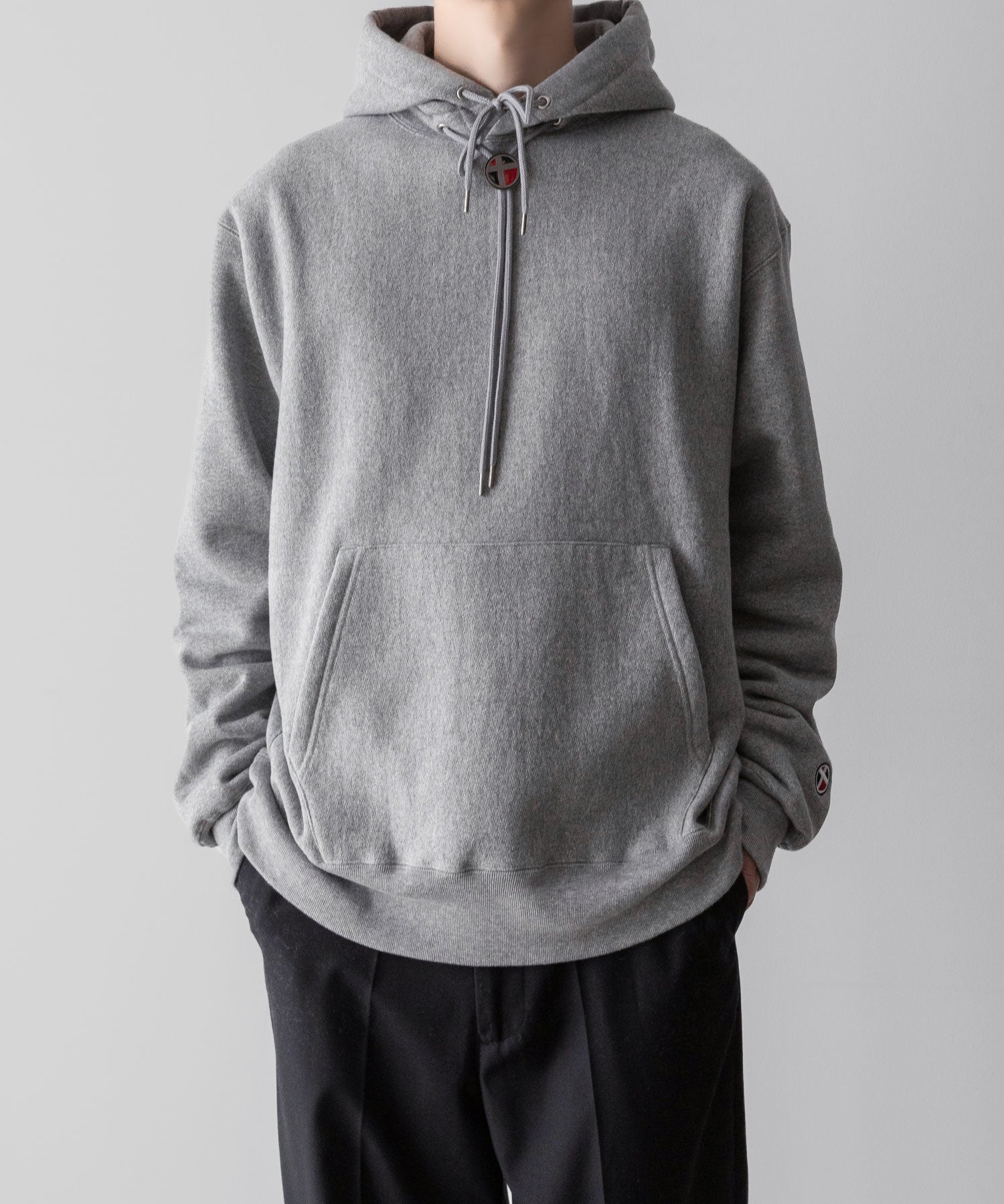 通販　オンラインショップ ネットショップ パーカー フーディ スウェット parker hoodie hoodedsweatshirt sweatshirt ヘビーウェイト heavyweight 厚手 フード オーバーサイズ 大きめ 春 夏 秋 冬 オールシーズン 通年 定番 きれいめ 綺麗め ファッション ブランド メンズ レディース ユニセックス ストリート モード 20代 30代 大人 かっこいい おしゃれ 可愛い アパレル ブランド シンプル コーデ 私服 普段着 リラックス カジュアル アメカジ  アイビー アメトラ プレッピー ポーラータイ ループタイ 裏起毛 暖かい  14オンス 15オンス 14oz 15oz グレー 着こなし コーデ 着画 着崩し スタイル 前 フロント シティボーイ シティガール 
