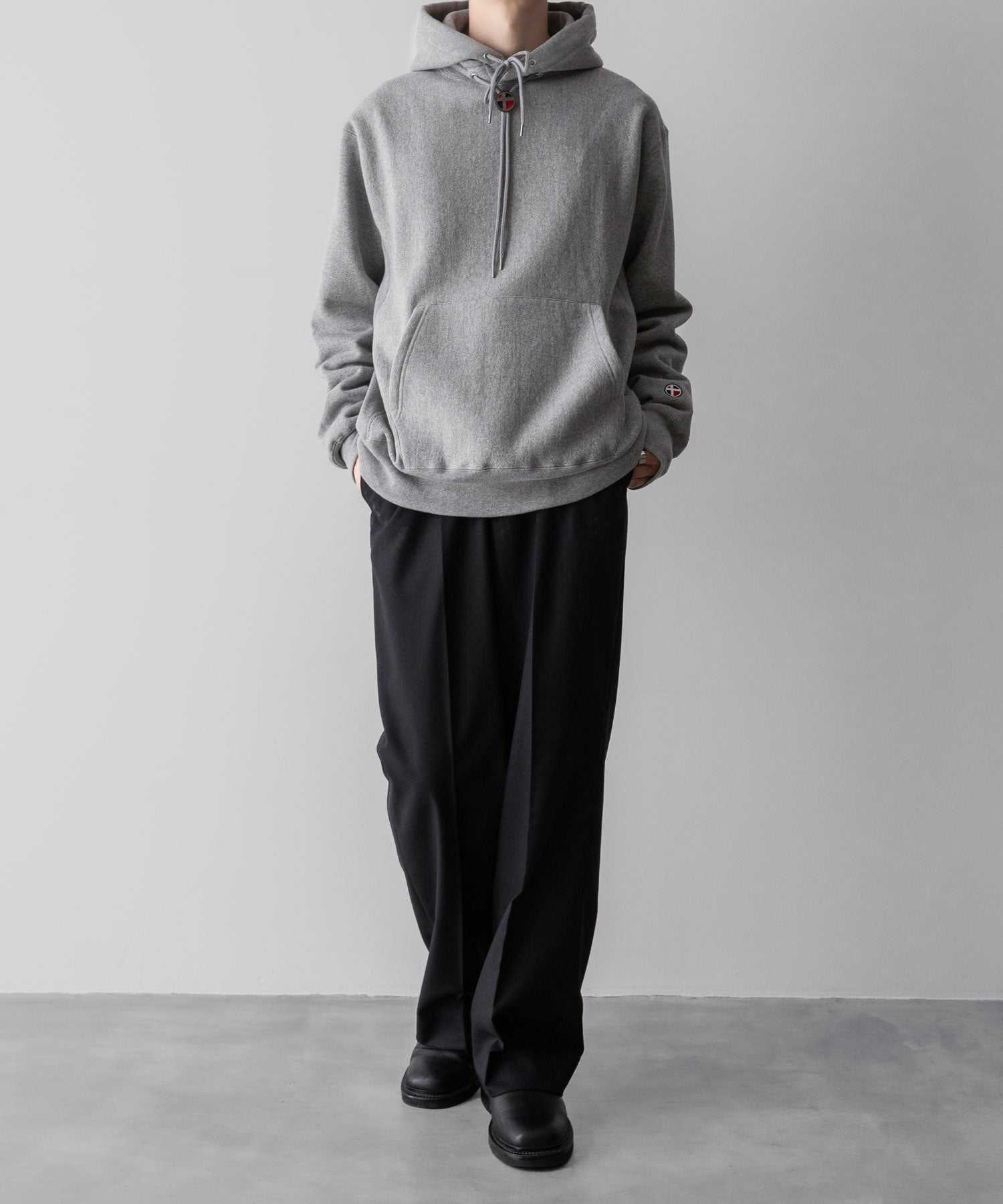 通販　オンラインショップ ネットショップ パーカー フーディ スウェット parker hoodie hoodedsweatshirt sweatshirt ヘビーウェイト heavyweight 厚手 フード オーバーサイズ 大きめ 春 夏 秋 冬 オールシーズン 通年 定番 きれいめ 綺麗め ファッション ブランド メンズ レディース ユニセックス ストリート モード 20代 30代 大人 かっこいい おしゃれ 可愛い アパレル ブランド シンプル コーデ 私服 普段着 リラックス カジュアル アメカジ  アイビー アメトラ プレッピー ポーラータイ ループタイ 裏起毛 暖かい  14オンス 15オンス 14oz 15oz グレー 着こなし コーデ 着画 着崩し スタイル 全身 シルエット シティボーイ シティガール 