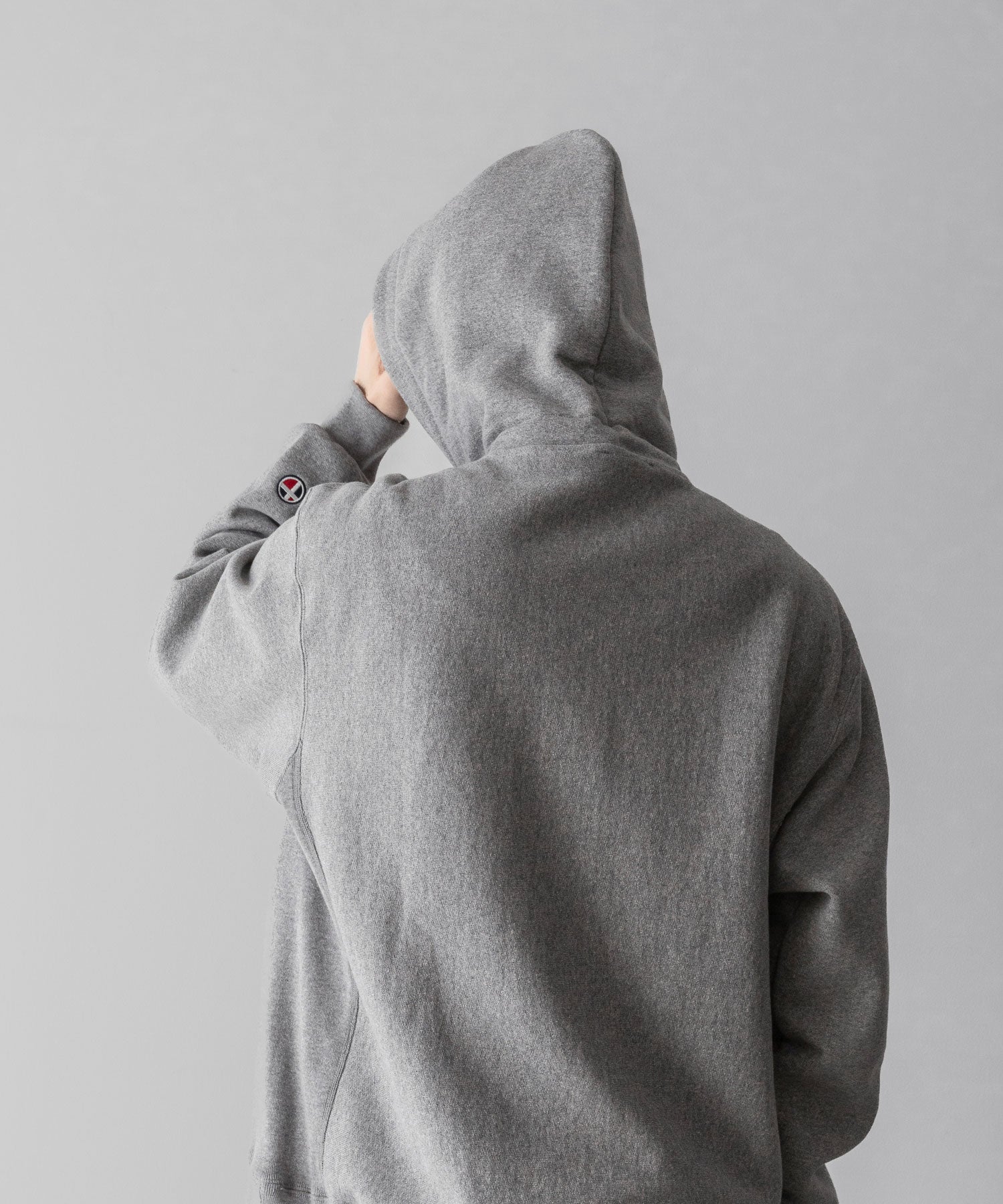通販　オンラインショップ ネットショップ パーカー フーディ スウェット parker hoodie hoodedsweatshirt sweatshirt ヘビーウェイト heavyweight 厚手 フード オーバーサイズ 大きめ 春 夏 秋 冬 オールシーズン 通年 定番 きれいめ 綺麗め ファッション ブランド メンズ レディース ユニセックス ストリート モード 20代 30代 大人 かっこいい おしゃれ 可愛い アパレル ブランド シンプル コーデ 私服 普段着 リラックス カジュアル アメカジ  アイビー アメトラ プレッピー ポーラータイ ループタイ 裏起毛 暖かい  14オンス 15オンス 14oz 15oz グレー 着こなし コーデ 着画 着崩し スタイル 後 バック シルエット