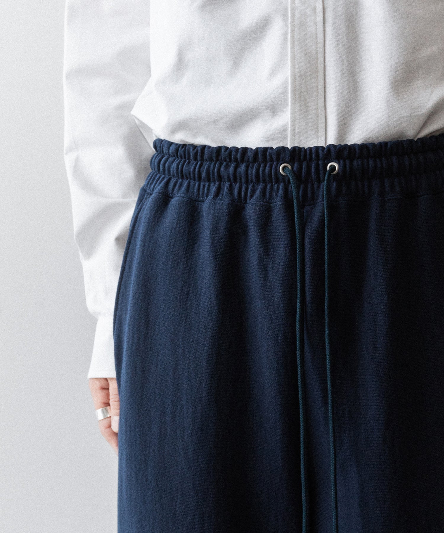 通販 オンラインショップ ネットショップ スウェット sweatpant ヘビーウェイト ヘビーオンス heavyweight 厚手 ワイド セミワイド ストレート 大きめ 長め 裾調整 春 夏 秋 冬 オールシーズン 通年 定番 きれいめ 綺麗め ファッション ブランド メンズ レディース ユニセックス ストリート モード 20代 30代 大人 かっこいい おしゃれ 可愛い アパレル シンプル コーデ 私服 普段着 リラックス カジュアル アメカジ  アイビー アメトラ プレッピー 裏毛 14オンス 15オンス 14oz 15oz   シティボーイ シティガール メンズライク 韓国 スポーツ スポーツミックス スポーツmix スポーティー アクティブ シック セレブ 海外 アスレチック ブロークコア ミックスコーデ  ダンス おすすめ 綿100 ゆったり 裾 ゴム 丈長め トレンド 日本製 流行 ドローコード 紐 リラックス ネイビー 紺 コーデ  着こなし 着画　着用画像 スタイル 前 フロント