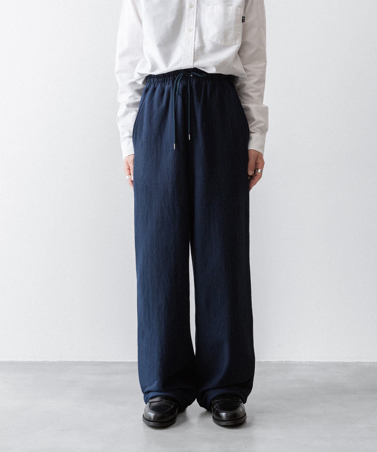 通販 オンラインショップ ネットショップ スウェット sweatpant ヘビーウェイト ヘビーオンス heavyweight 厚手 ワイド セミワイド ストレート 大きめ 長め 裾調整 春 夏 秋 冬 オールシーズン 通年 定番 きれいめ 綺麗め ファッション ブランド メンズ レディース ユニセックス ストリート モード 20代 30代 大人 かっこいい おしゃれ 可愛い アパレル シンプル コーデ 私服 普段着 リラックス カジュアル アメカジ  アイビー アメトラ プレッピー 裏毛 14オンス 15オンス 14oz 15oz   シティボーイ シティガール メンズライク 韓国 スポーツ スポーツミックス スポーツmix スポーティー アクティブ シック セレブ 海外 アスレチック ブロークコア ミックスコーデ  ダンス おすすめ 綿100 ゆったり 裾 ゴム 丈長め トレンド 日本製 流行 ドローコード 紐 リラックス ネイビー 紺 コーデ  着こなし 着画　着用画像 スタイル 前 フロント シルエット 綺麗 きれい 美しい