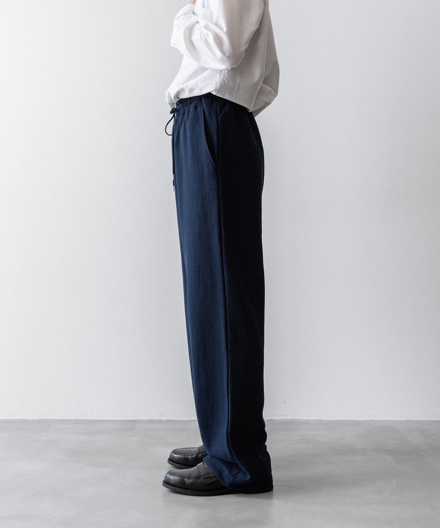 通販 オンラインショップ ネットショップ スウェット sweatpant ヘビーウェイト ヘビーオンス heavyweight 厚手 ワイド セミワイド ストレート 大きめ 長め 裾調整 春 夏 秋 冬 オールシーズン 通年 定番 きれいめ 綺麗め ファッション ブランド メンズ レディース ユニセックス ストリート モード 20代 30代 大人 かっこいい おしゃれ 可愛い アパレル シンプル コーデ 私服 普段着 リラックス カジュアル アメカジ  アイビー アメトラ プレッピー 裏毛 14オンス 15オンス 14oz 15oz   シティボーイ シティガール メンズライク 韓国 スポーツ スポーツミックス スポーツmix スポーティー アクティブ シック セレブ 海外 アスレチック ブロークコア ミックスコーデ  ダンス おすすめ 綿100 ゆったり 裾 ゴム 丈長め トレンド 日本製 流行 ドローコード 紐 リラックス ネイビー 紺 コーデ  着こなし 着画　着用画像 スタイル 横 サイド シルエット 綺麗 きれい 美しい