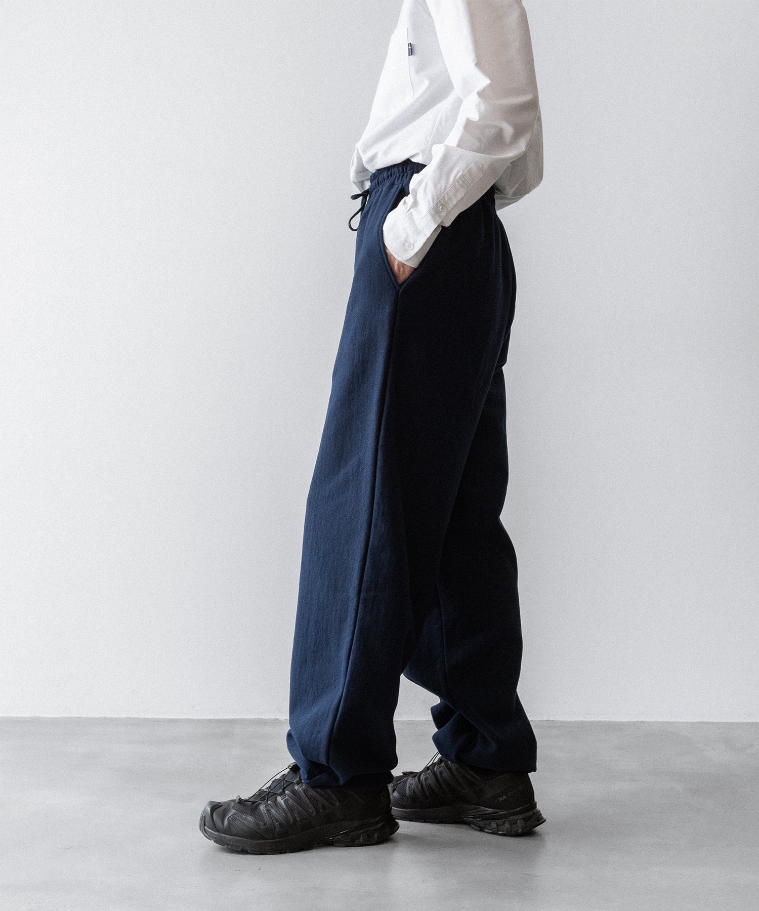 通販 オンラインショップ ネットショップ スウェット sweatpant ヘビーウェイト ヘビーオンス heavyweight 厚手 ワイド セミワイド ストレート 大きめ 長め 裾調整 春 夏 秋 冬 オールシーズン 通年 定番 きれいめ 綺麗め ファッション ブランド メンズ レディース ユニセックス ストリート モード 20代 30代 大人 かっこいい おしゃれ 可愛い アパレル シンプル コーデ 私服 普段着 リラックス カジュアル アメカジ  アイビー アメトラ プレッピー 裏毛 14オンス 15オンス 14oz 15oz   シティボーイ シティガール メンズライク 韓国 スポーツ スポーツミックス スポーツmix スポーティー アクティブ シック セレブ 海外 アスレチック ブロークコア ミックスコーデ  ダンス おすすめ 綿100 ゆったり 裾 ゴム 丈長め トレンド 日本製 流行 ドローコード 紐 リラックス ネイビー 紺 コーデ  着こなし 着画　着用画像 スタイル 裾調整 サイド 横