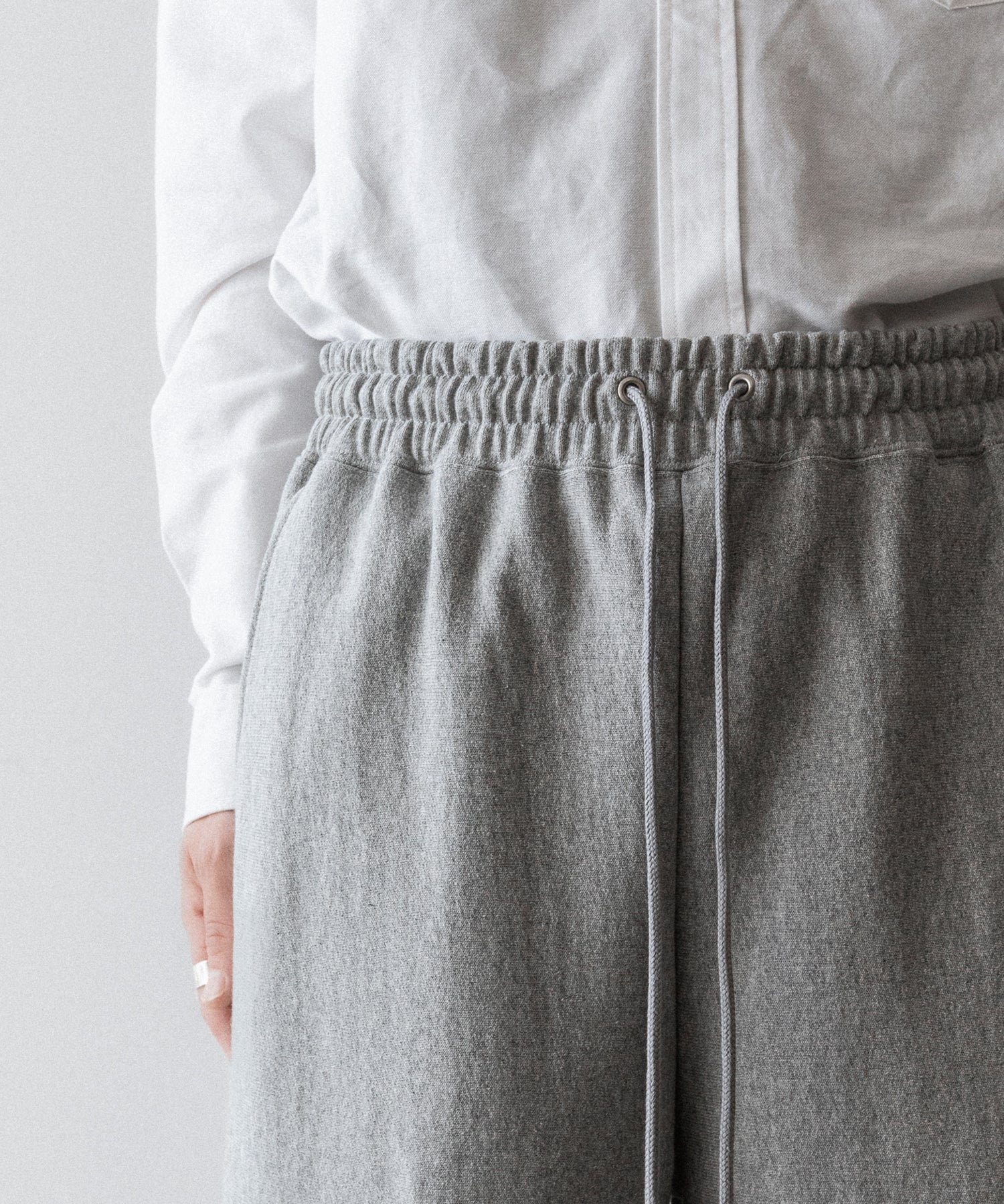 通販 オンラインショップ ネットショップ スウェット sweatpant ヘビーウェイト ヘビーオンス heavyweight 厚手 ワイド セミワイド ストレート 大きめ 長め 裾調整 春 夏 秋 冬 オールシーズン 通年 定番 きれいめ 綺麗め ファッション ブランド メンズ レディース ユニセックス ストリート モード 20代 30代 大人 かっこいい おしゃれ 可愛い アパレル シンプル コーデ 私服 普段着 リラックス カジュアル アメカジ  アイビー アメトラ プレッピー 裏毛 14オンス 15オンス 14oz 15oz   シティボーイ シティガール メンズライク 韓国 スポーツ スポーツミックス スポーツmix スポーティー アクティブ シック セレブ 海外 アスレチック ブロークコア ミックスコーデ  ダンス おすすめ 綿100 ゆったり 裾 ゴム 丈長め トレンド 日本製 流行 ドローコード 紐 リラックス グレー コーデ  着こなし 着画　着用画像 スタイル フロント 前 シルエット 綺麗 きれい 美しい