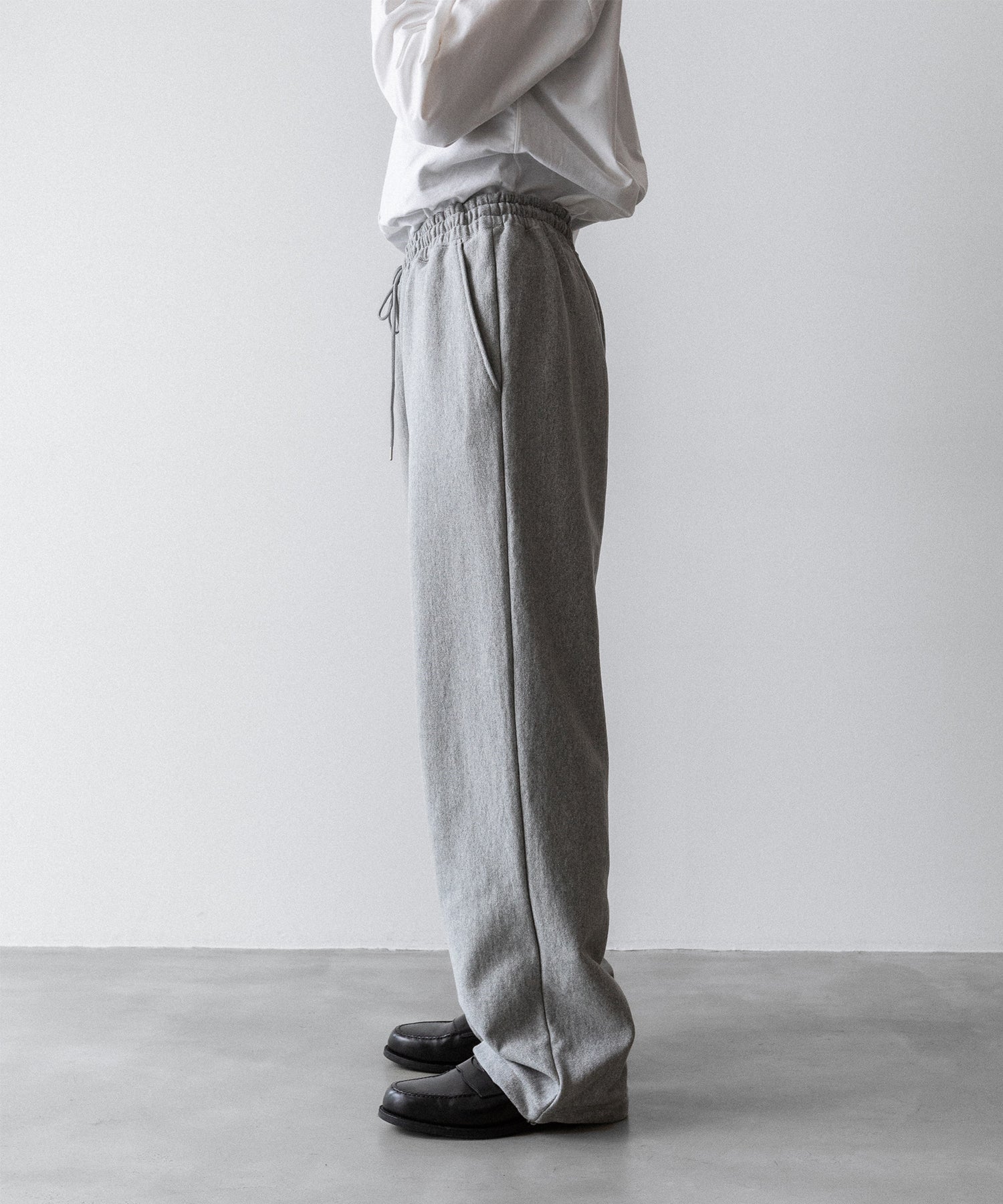 通販 オンラインショップ ネットショップ スウェット sweatpant ヘビーウェイト ヘビーオンス heavyweight 厚手 ワイド セミワイド ストレート 大きめ 長め 裾調整 春 夏 秋 冬 オールシーズン 通年 定番 きれいめ 綺麗め ファッション ブランド メンズ レディース ユニセックス ストリート モード 20代 30代 大人 かっこいい おしゃれ 可愛い アパレル シンプル コーデ 私服 普段着 リラックス カジュアル アメカジ  アイビー アメトラ プレッピー 裏毛 14オンス 15オンス 14oz 15oz   シティボーイ シティガール メンズライク 韓国 スポーツ スポーツミックス スポーツmix スポーティー アクティブ シック セレブ 海外 アスレチック ブロークコア ミックスコーデ  ダンス おすすめ 綿100 ゆったり 裾 ゴム 丈長め トレンド 日本製 流行 ドローコード 紐 リラックス グレー コーデ  着こなし 着画　着用画像 スタイル サイド 横 シルエット 綺麗 きれい 美しい