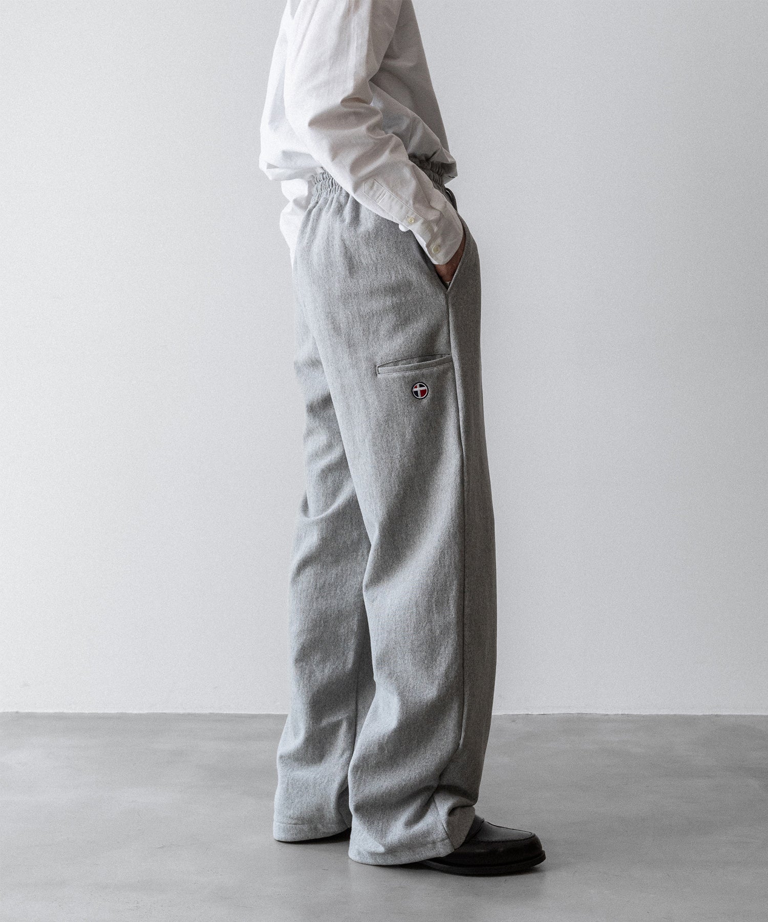 通販 オンラインショップ ネットショップ スウェット sweatpant ヘビーウェイト ヘビーオンス heavyweight 厚手 ワイド セミワイド ストレート 大きめ 長め 裾調整 春 夏 秋 冬 オールシーズン 通年 定番 きれいめ 綺麗め ファッション ブランド メンズ レディース ユニセックス ストリート モード 20代 30代 大人 かっこいい おしゃれ 可愛い アパレル シンプル コーデ 私服 普段着 リラックス カジュアル アメカジ  アイビー アメトラ プレッピー 裏毛 14オンス 15オンス 14oz 15oz   シティボーイ シティガール メンズライク 韓国 スポーツ スポーツミックス スポーツmix スポーティー アクティブ シック セレブ 海外 アスレチック ブロークコア ミックスコーデ  ダンス おすすめ 綿100 ゆったり 裾 ゴム 丈長め トレンド 日本製 流行 ドローコード 紐 リラックス グレー コーデ  着こなし 着画　着用画像 スタイル サイド 横 シルエット 綺麗 きれい 美しい