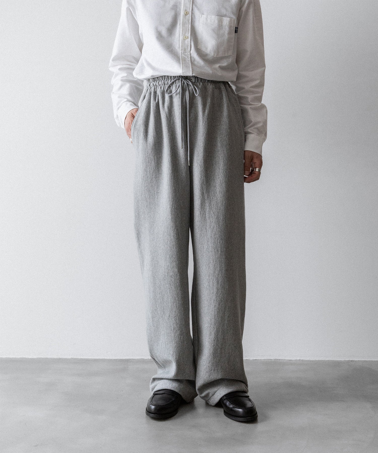 通販 オンラインショップ ネットショップ スウェット sweatpant ヘビーウェイト ヘビーオンス heavyweight 厚手 ワイド セミワイド ストレート 大きめ 長め 裾調整 春 夏 秋 冬 オールシーズン 通年 定番 きれいめ 綺麗め ファッション ブランド メンズ レディース ユニセックス ストリート モード 20代 30代 大人 かっこいい おしゃれ 可愛い アパレル シンプル コーデ 私服 普段着 リラックス カジュアル アメカジ  アイビー アメトラ プレッピー 裏毛 14オンス 15オンス 14oz 15oz   シティボーイ シティガール メンズライク 韓国 スポーツ スポーツミックス スポーツmix スポーティー アクティブ シック セレブ 海外 アスレチック ブロークコア ミックスコーデ  ダンス おすすめ 綿100 ゆったり 裾 ゴム 丈長め トレンド 日本製 流行 ドローコード 紐 リラックス グレー コーデ  着こなし 着画　着用画像 スタイル フロント 前 シルエット 綺麗 きれい 美しい