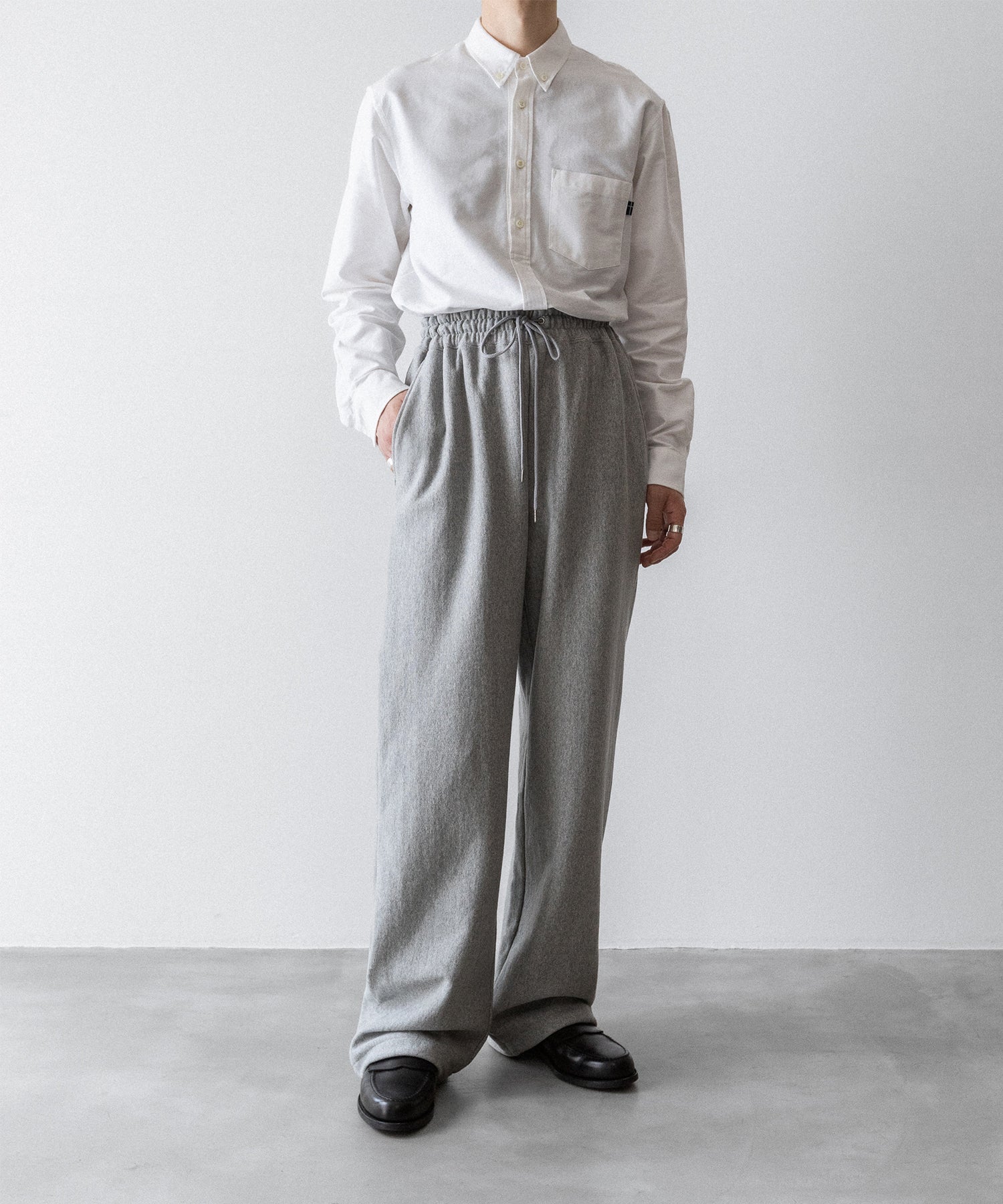 通販 オンラインショップ ネットショップ スウェット sweatpant ヘビーウェイト ヘビーオンス heavyweight 厚手 ワイド セミワイド ストレート 大きめ 長め 裾調整 春 夏 秋 冬 オールシーズン 通年 定番 きれいめ 綺麗め ファッション ブランド メンズ レディース ユニセックス ストリート モード 20代 30代 大人 かっこいい おしゃれ 可愛い アパレル シンプル コーデ 私服 普段着 リラックス カジュアル アメカジ  アイビー アメトラ プレッピー 裏毛 14オンス 15オンス 14oz 15oz   シティボーイ シティガール メンズライク 韓国 スポーツ スポーツミックス スポーツmix スポーティー アクティブ シック セレブ 海外 アスレチック ブロークコア ミックスコーデ  ダンス おすすめ 綿100 ゆったり 裾 ゴム 丈長め トレンド 日本製 流行 ドローコード 紐 リラックス グレー コーデ  着こなし 着画　着用画像 スタイル 前 フロント 全身 シルエット 綺麗 きれい 美しい