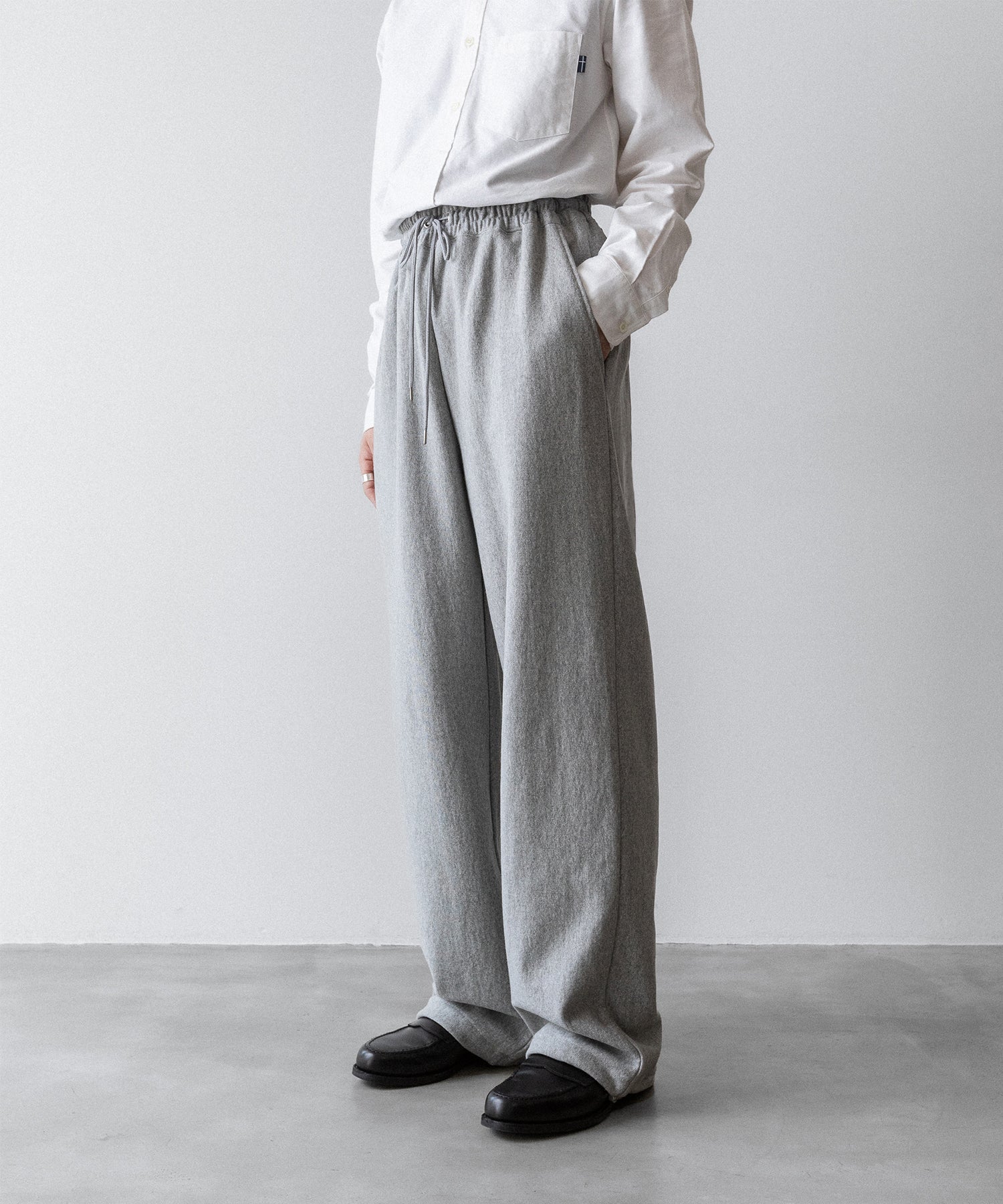 通販 オンラインショップ ネットショップ スウェット sweatpant ヘビーウェイト ヘビーオンス heavyweight 厚手 ワイド セミワイド ストレート 大きめ 長め 裾調整 春 夏 秋 冬 オールシーズン 通年 定番 きれいめ 綺麗め ファッション ブランド メンズ レディース ユニセックス ストリート モード 20代 30代 大人 かっこいい おしゃれ 可愛い アパレル シンプル コーデ 私服 普段着 リラックス カジュアル アメカジ  アイビー アメトラ プレッピー 裏毛 14オンス 15オンス 14oz 15oz   シティボーイ シティガール メンズライク 韓国 スポーツ スポーツミックス スポーツmix スポーティー アクティブ シック セレブ 海外 アスレチック ブロークコア ミックスコーデ  ダンス おすすめ 綿100 ゆったり 裾 ゴム 丈長め トレンド 日本製 流行 ドローコード 紐 リラックス グレー コーデ  着こなし 着画　着用画像 スタイル シルエット 綺麗 きれい 美しい
