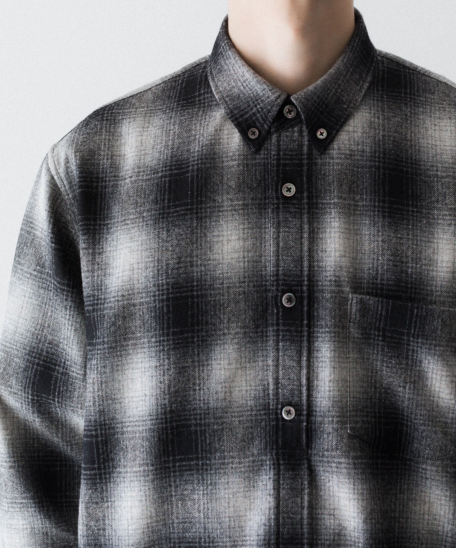 通販 オンラインショップ ネットショップ 毛 ウール ウール混 春 秋 冬 定番 きれいめ 綺麗め ファッション ブランド メンズ レディース ユニセックス ストリート モード 20代 30代 大人 かっこいい おしゃれ 可愛い アパレル シンプル コーデ 私服 普段着 リラックス カジュアル アメカジ  アイビー アメトラ プレッピー シティボーイ シティガール メンズライク 韓国 シック セレブ 海外 アスレチック ブロークコア ミックスコーデ トレンド 日本製 流行 ボタンダウン プルオーバー 貝ボタン オンブレ チェック 長袖 オーバーサイズ おすすめ タックイン 60s 70s 60年代 70年代 ネルシャツ ノームコア 胸ポケット ピスネーム グラデーション リラックスフィット シャドー 白黒 黒白 ブラック ホワイト ブラック系 コーデ  着こなし 着画　着用画像 スタイル