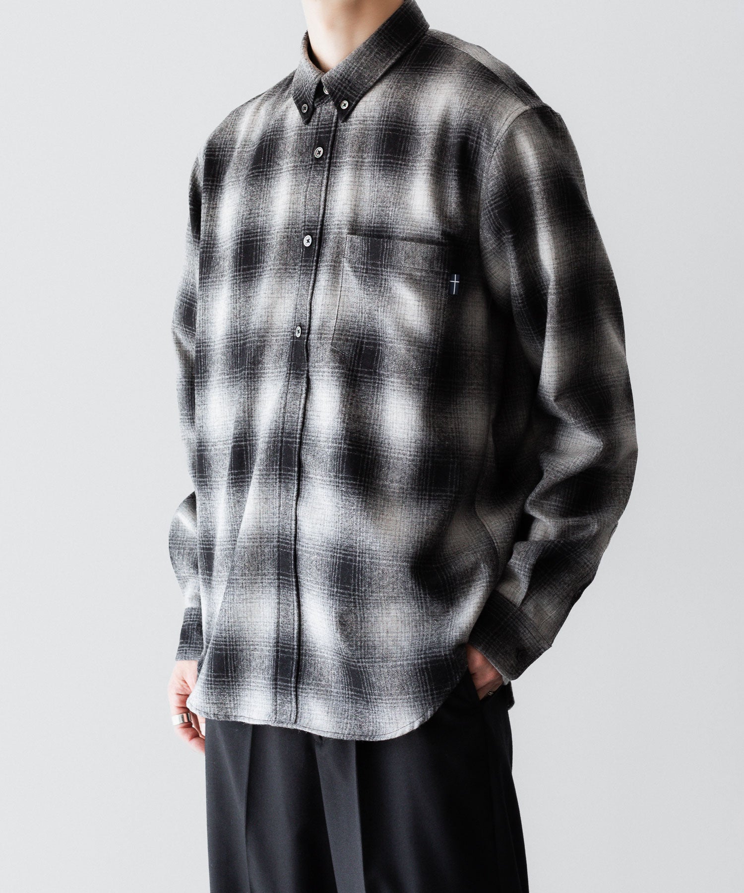 通販 オンラインショップ ネットショップ 毛 ウール ウール混 春 秋 冬 定番 きれいめ 綺麗め ファッション ブランド メンズ レディース ユニセックス ストリート モード 20代 30代 大人 かっこいい おしゃれ 可愛い アパレル シンプル コーデ 私服 普段着 リラックス カジュアル アメカジ  アイビー アメトラ プレッピー シティボーイ シティガール メンズライク 韓国 シック セレブ 海外 アスレチック ブロークコア ミックスコーデ トレンド 日本製 流行 ボタンダウン プルオーバー 貝ボタン オンブレ チェック 長袖 オーバーサイズ おすすめ タックイン 60s 70s 60年代 70年代 ネルシャツ ノームコア 胸ポケット ピスネーム グラデーション リラックスフィット シャドー 白黒 黒白 ブラック ホワイト ブラック系 コーデ  着こなし 着画　着用画像 スタイル