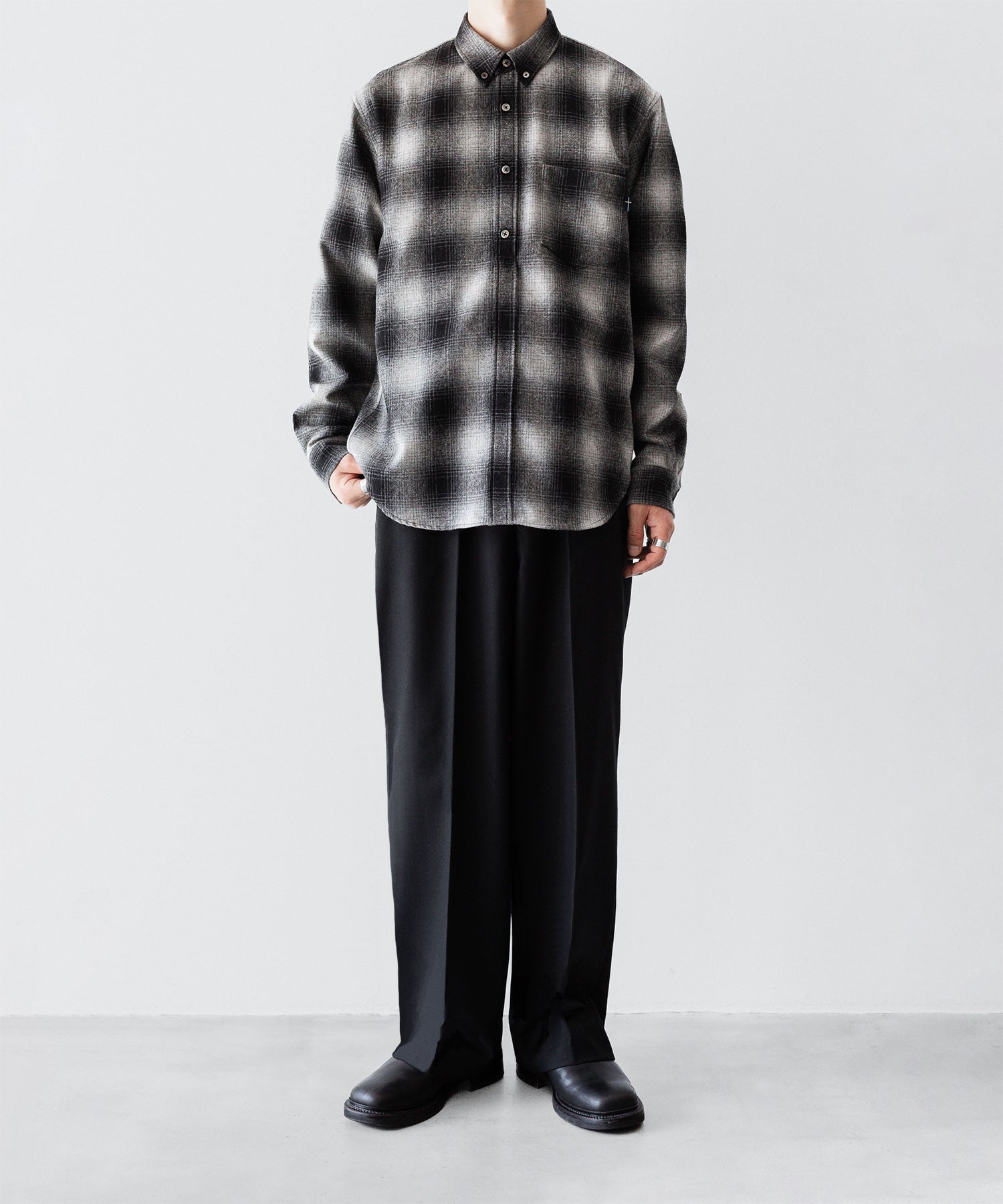 通販 オンラインショップ ネットショップ 毛 ウール ウール混 春 秋 冬 定番 きれいめ 綺麗め ファッション ブランド メンズ レディース ユニセックス ストリート モード 20代 30代 大人 かっこいい おしゃれ 可愛い アパレル シンプル コーデ 私服 普段着 リラックス カジュアル アメカジ  アイビー アメトラ プレッピー シティボーイ シティガール メンズライク 韓国 シック セレブ 海外 アスレチック ブロークコア ミックスコーデ トレンド 日本製 流行 ボタンダウン プルオーバー 貝ボタン オンブレ チェック 長袖 オーバーサイズ おすすめ タックイン 60s 70s 60年代 70年代 ネルシャツ ノームコア 胸ポケット ピスネーム グラデーション リラックスフィット シャドー 白黒 黒白 ブラック ホワイト ブラック系 コーデ  着こなし 着画　着用画像 スタイル 全身