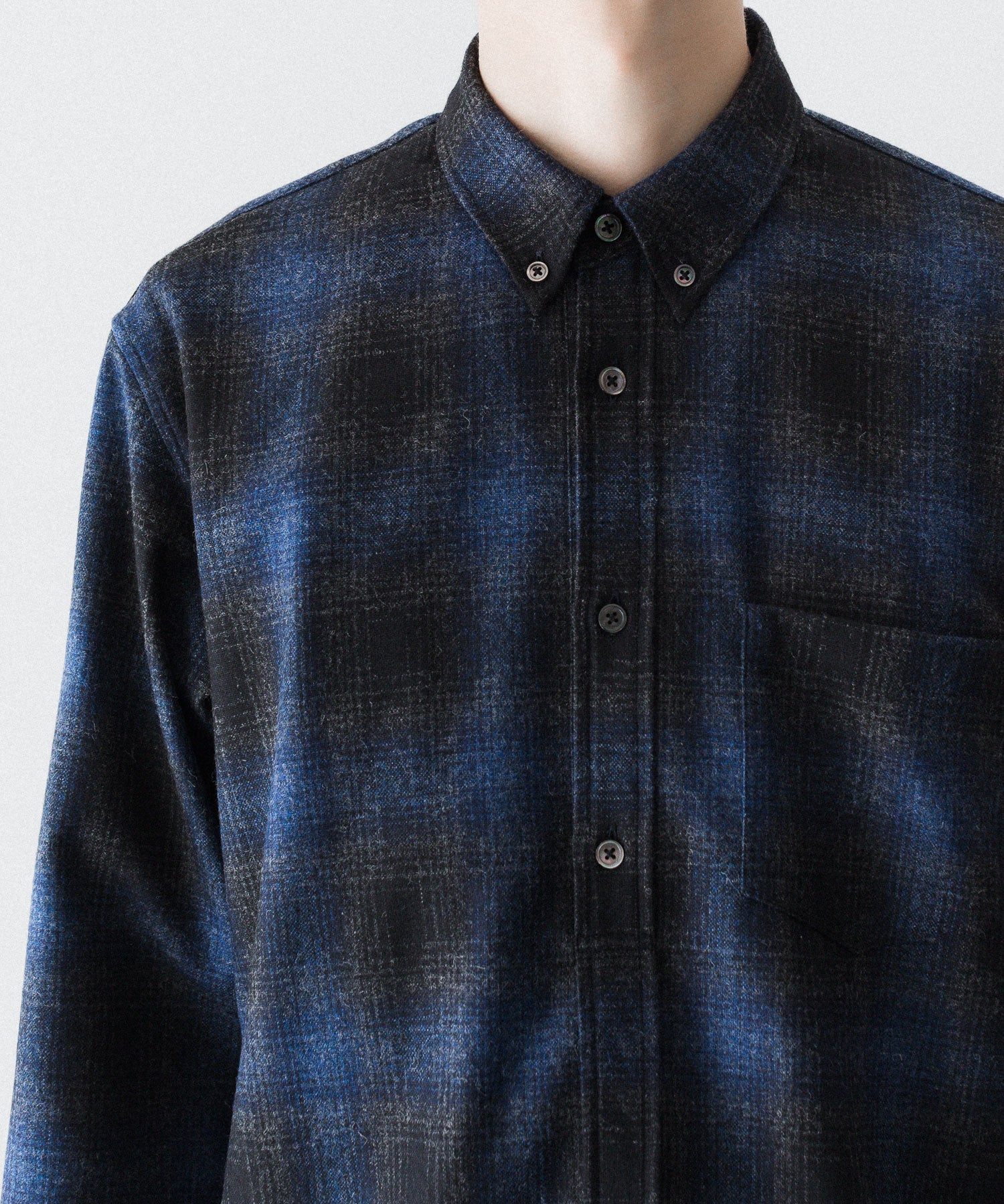 通販 オンラインショップ ネットショップ 毛 ウール ウール混 春 秋 冬 定番 きれいめ 綺麗め ファッション ブランド メンズ レディース ユニセックス ストリート モード 20代 30代 大人 かっこいい おしゃれ 可愛い アパレル シンプル コーデ 私服 普段着 リラックス カジュアル アメカジ  アイビー アメトラ プレッピー シティボーイ シティガール メンズライク 韓国 シック セレブ 海外 アスレチック ブロークコア ミックスコーデ トレンド 日本製 流行 ボタンダウン プルオーバー 貝ボタン オンブレ チェック 長袖 オーバーサイズ おすすめ タックイン 60s 70s 60年代 70年代 ネルシャツ ノームコア 胸ポケット ピスネーム グラデーション リラックスフィット 青黒 黒青 ブラック ブルー ネイビー ブルー系 シャドー 着画　着用画像