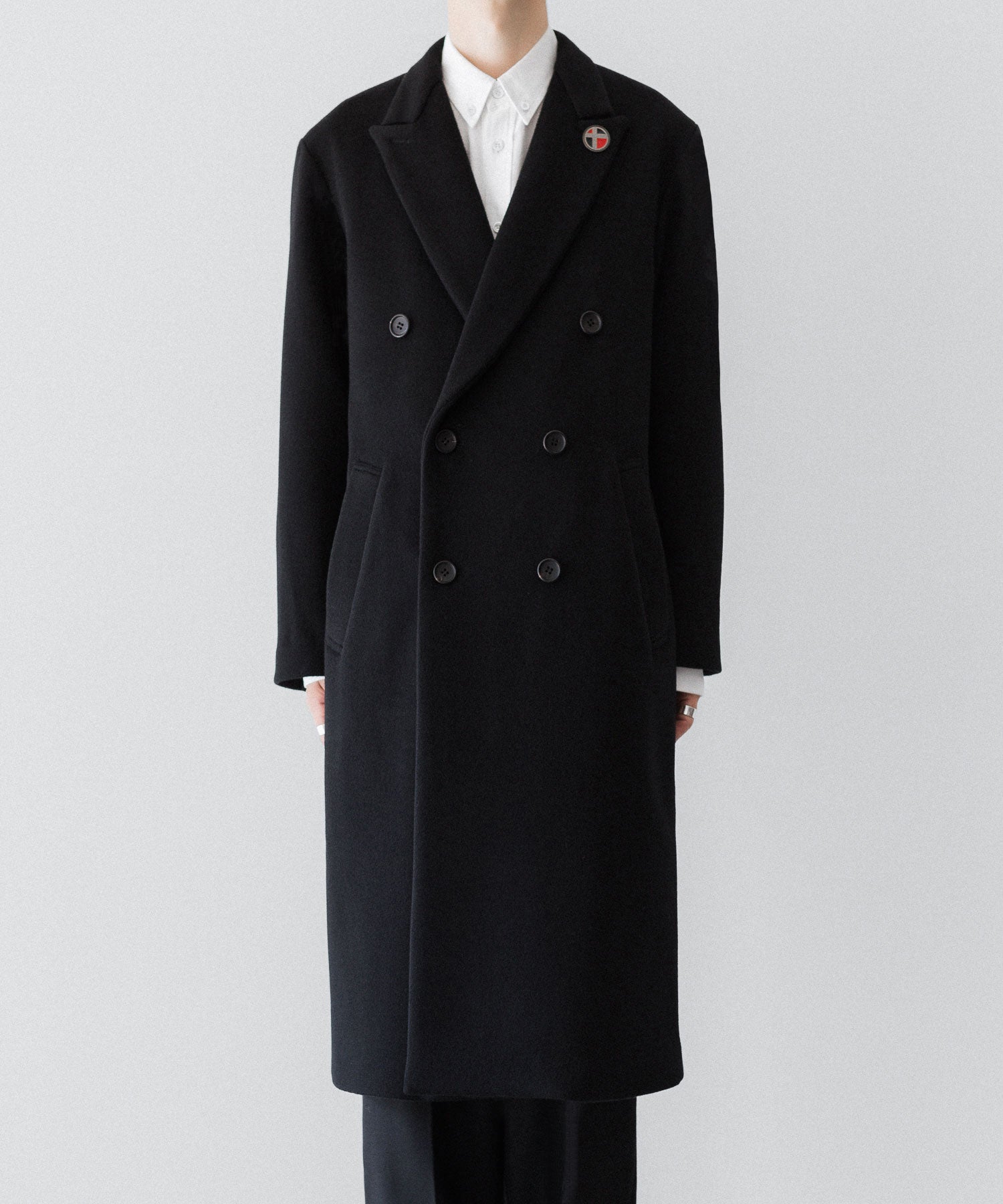 通販 オンラインショップ ネットショップ ダブル ブレスト チェスター コート ウール バージンウール ヴァージンウール 100 スーパー120 super120 秋 冬 定番 シンプル きれいめ 綺麗め ファッション ブランド メンズ レディース ユニセックス ストリート モード 20代 30代 大人 かっこいい おしゃれ 可愛い アパレル シンプル コーデ 私服 普段着 リラックス カジュアル アメカジ  アイビー アメトラ プレッピー シティボーイ シティガール メンズライク 韓国 シック セレブ 海外 アスレチック ノームコア ブロークコア ミックスコーデ ゆったり ロング丈 マキシ丈 丈長め トレンド 日本製 流行 スーツ 黒 ブラック 似合う オーバーサイズ ビーバー 水牛ボタン 本水牛 ピークド ラペル 高級 高品質 おすすめ コーデ  着こなし 着画 着用画像 スタイル 前 フロント
