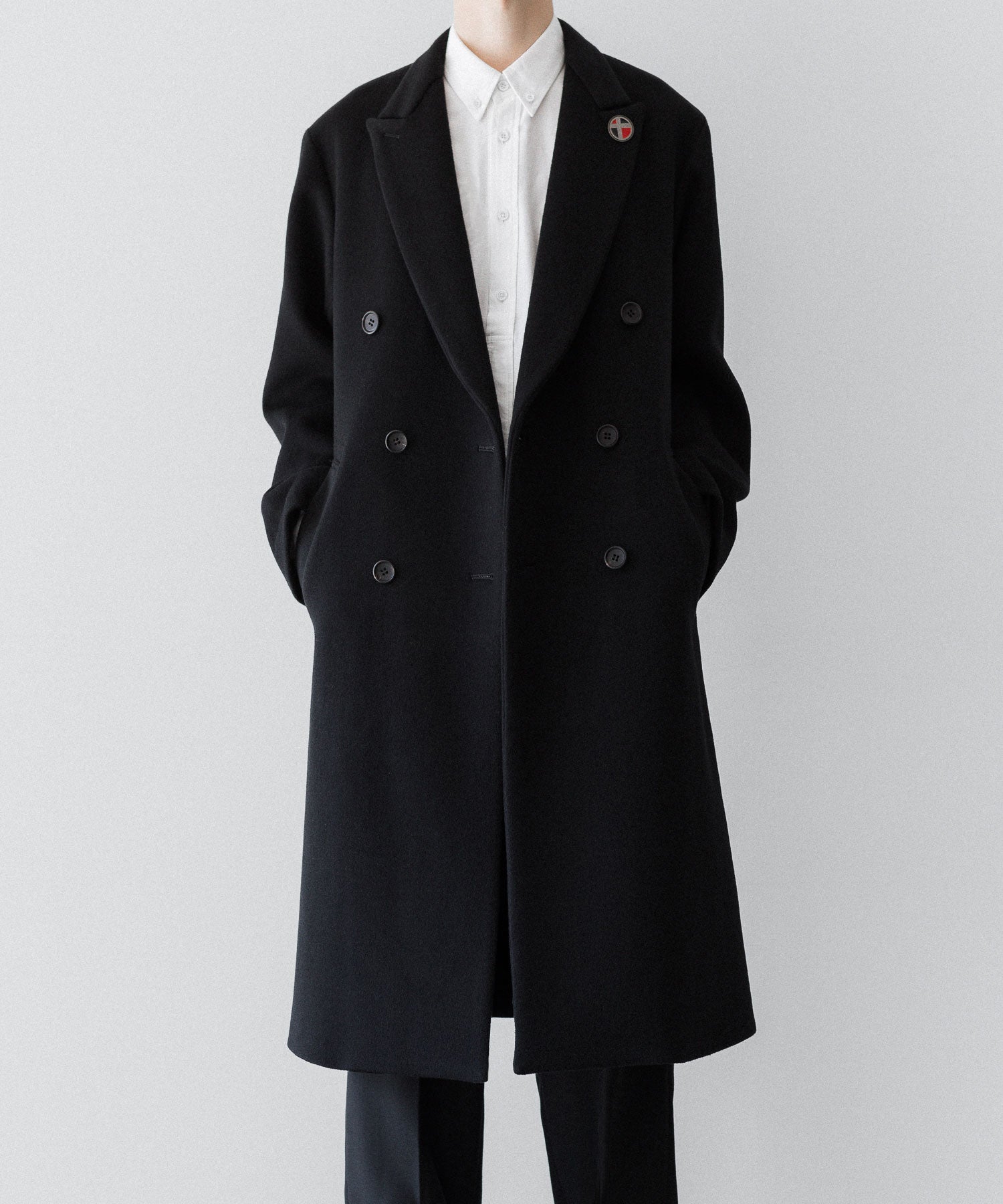 通販 オンラインショップ ネットショップ ダブル ブレスト チェスター コート ウール バージンウール ヴァージンウール 100 スーパー120 super120 秋 冬 定番 シンプル きれいめ 綺麗め ファッション ブランド メンズ レディース ユニセックス ストリート モード 20代 30代 大人 かっこいい おしゃれ 可愛い アパレル シンプル コーデ 私服 普段着 リラックス カジュアル アメカジ  アイビー アメトラ プレッピー シティボーイ シティガール メンズライク 韓国 シック セレブ 海外 アスレチック ノームコア ブロークコア ミックスコーデ ゆったり ロング丈 マキシ丈 丈長め トレンド 日本製 流行 スーツ 黒 ブラック 似合う オーバーサイズ ビーバー 水牛ボタン 本水牛 ピークド ラペル 高級 高品質 おすすめ コーデ  着こなし 着画 着用画像 スタイル 前 フロント
