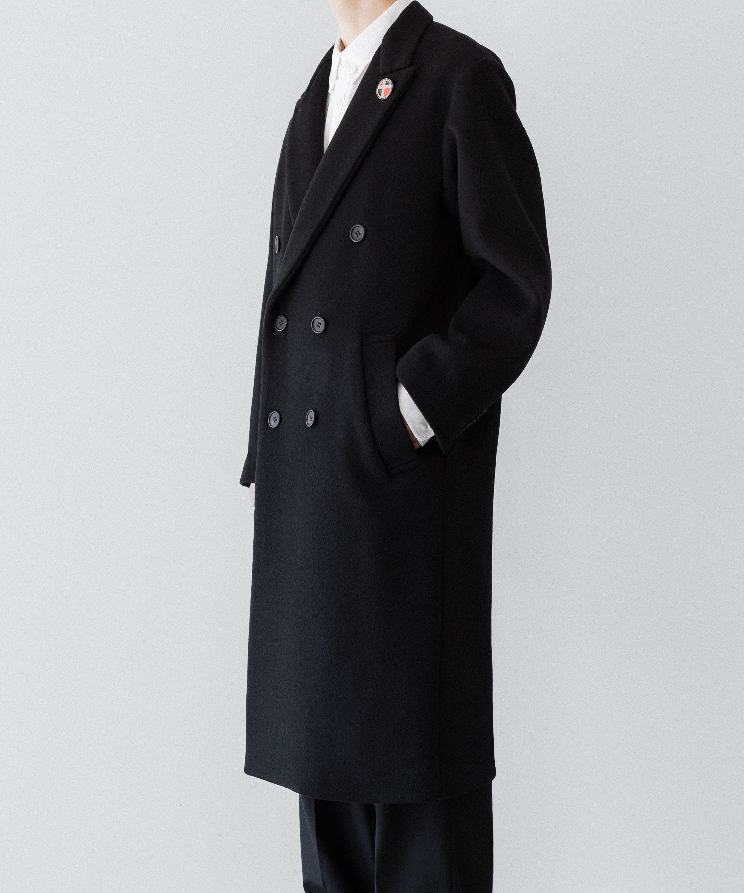 通販 オンラインショップ ネットショップ ダブル ブレスト チェスター コート ウール バージンウール ヴァージンウール 100 スーパー120 super120 秋 冬 定番 シンプル きれいめ 綺麗め ファッション ブランド メンズ レディース ユニセックス ストリート モード 20代 30代 大人 かっこいい おしゃれ 可愛い アパレル シンプル コーデ 私服 普段着 リラックス カジュアル アメカジ  アイビー アメトラ プレッピー シティボーイ シティガール メンズライク 韓国 シック セレブ 海外 アスレチック ノームコア ブロークコア ミックスコーデ ゆったり ロング丈 マキシ丈 丈長め トレンド 日本製 流行 スーツ 黒 ブラック 似合う オーバーサイズ ビーバー 水牛ボタン 本水牛 ピークド ラペル 高級 高品質 おすすめ コーデ  着こなし 着画 着用画像 スタイル 前 フロント