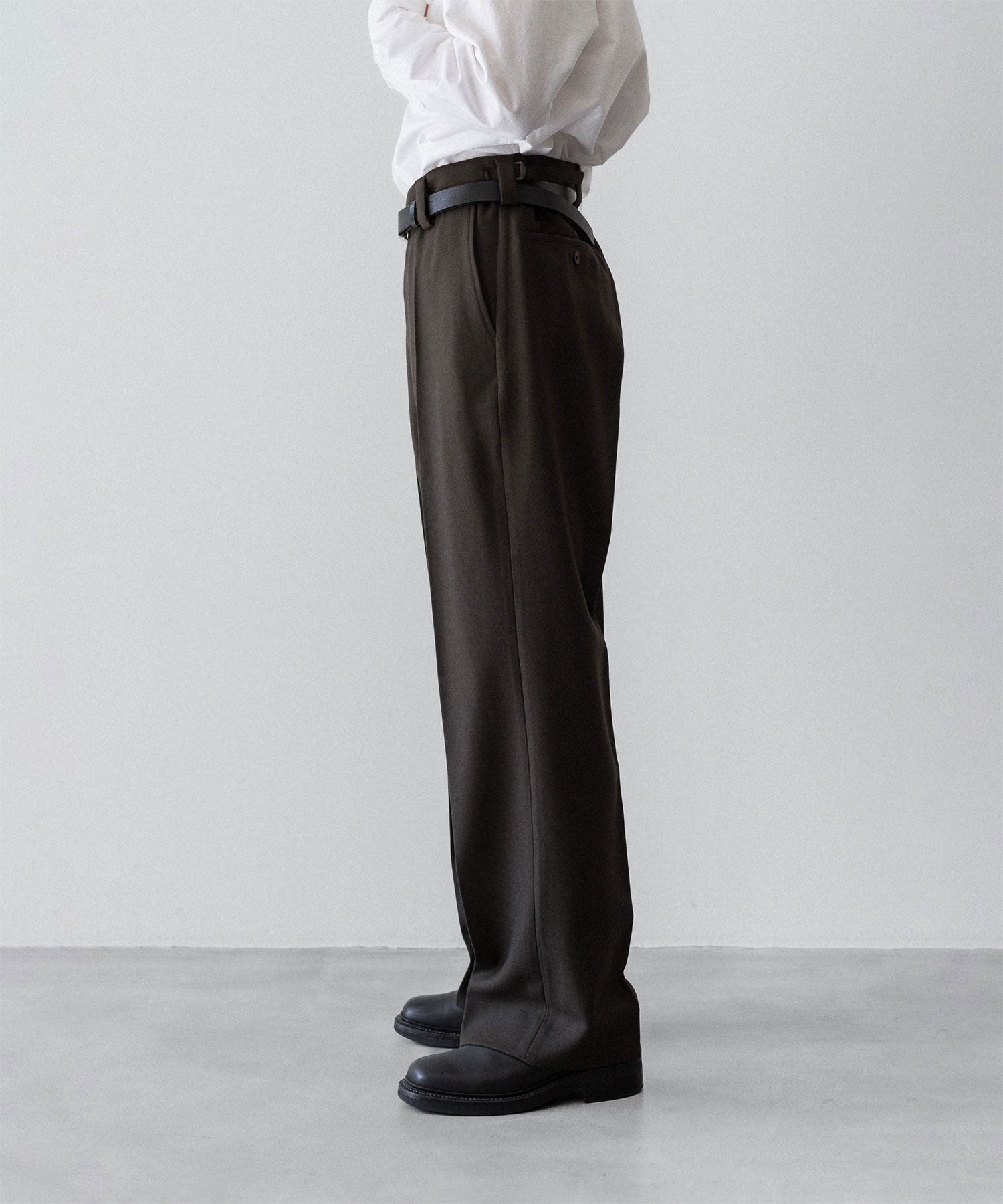 通販 オンラインショップ ネットショップ ウール バージンウール ヴァージンウール 100 春 秋 冬 定番 きれいめ 綺麗め ファッション ブランド メンズ レディース ユニセックス ストリート モード 20代 30代 大人 かっこいい おしゃれ 可愛い アパレル シンプル コーデ 私服 普段着 リラックス カジュアル アメカジ  アイビー アメトラ プレッピー シティボーイ シティガール メンズライク 韓国 シック セレブ 海外 アスレチック ノームコア ブロークコア ミックスコーデ トレンド 日本製 流行 スラックス パンツ ズボン トラスザーズ ミリタリー ベルトなし ワイド セミワイド ストレート ファスナー 太め スニーカー ローファー  センタープレス ノータック サイドアジャスター 茶色 ブラウン ダークブラウン 茶系 イギリス 軍 ギャバジン ツイル 高級 高品質 おすすめ コーデ  着こなし 着画　着用画像 スタイル サイド 横