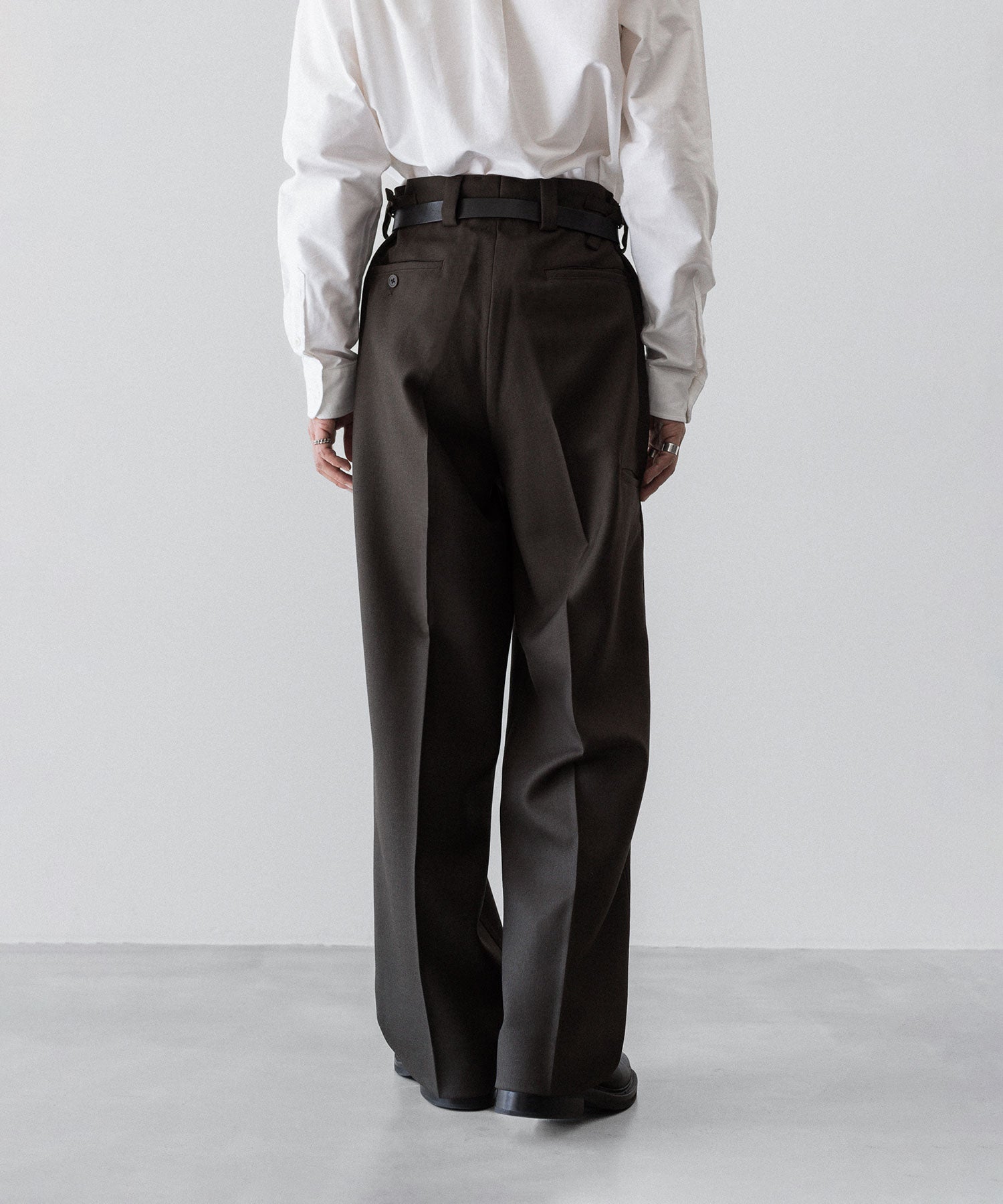 通販 オンラインショップ ネットショップ ウール バージンウール ヴァージンウール 100 春 秋 冬 定番 きれいめ 綺麗め ファッション ブランド メンズ レディース ユニセックス ストリート モード 20代 30代 大人 かっこいい おしゃれ 可愛い アパレル シンプル コーデ 私服 普段着 リラックス カジュアル アメカジ  アイビー アメトラ プレッピー シティボーイ シティガール メンズライク 韓国 シック セレブ 海外 アスレチック ノームコア ブロークコア ミックスコーデ トレンド 日本製 流行 スラックス パンツ ズボン トラスザーズ ミリタリー ベルトなし ワイド セミワイド ストレート ファスナー 太め スニーカー ローファー  センタープレス ノータック サイドアジャスター 茶色 ブラウン ダークブラウン 茶系 イギリス 軍 ギャバジン ツイル 高級 高品質 おすすめ コーデ  着こなし 着画　着用画像 スタイル 後 バック